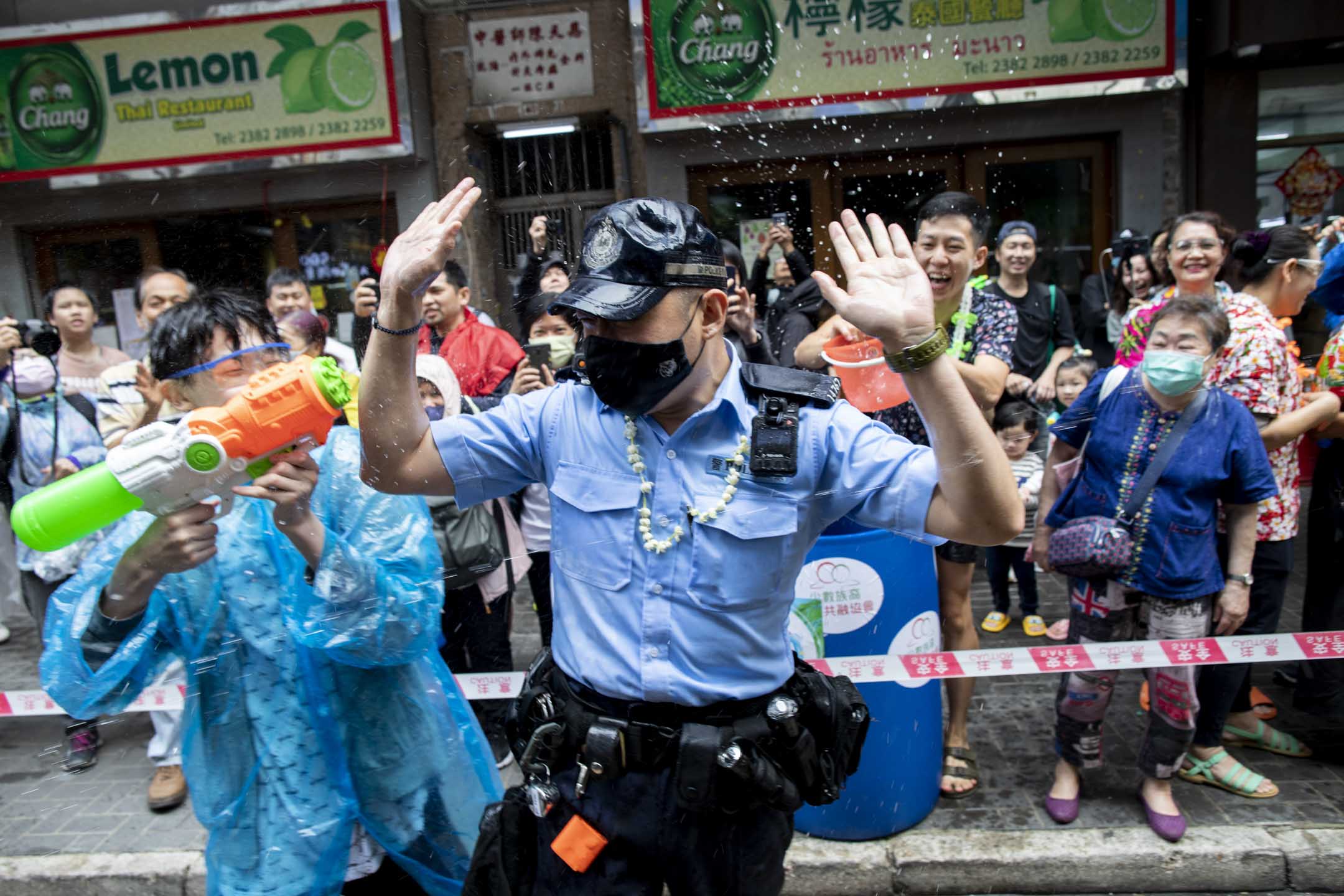 2023年4月9日，九龍城在疫後復辦潑水節，有大批市民參加，其中有市民向警員射水。攝：林振東/端傳媒