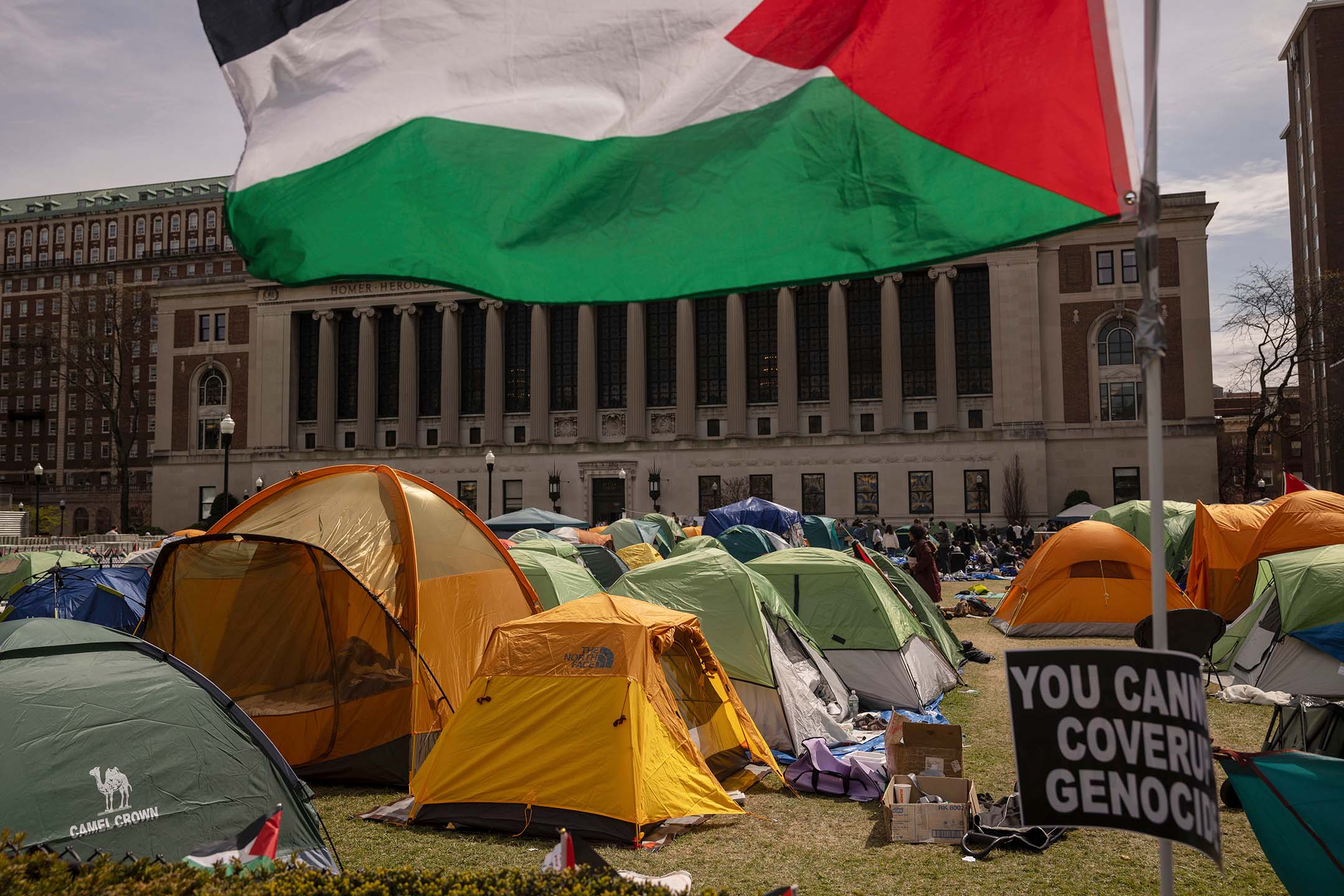 2024年4月27日，美国纽约，支持巴勒斯坦的学生在哥伦比亚大学搭起帐篷。摄：Yuki Iwamura/AP/达志影像