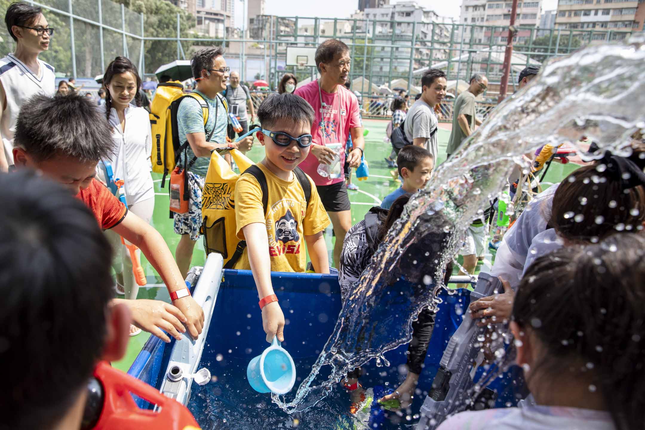 2024年4月13日，九龍城的潑水節從城南道移師至賈炳達道公園籃球場舉辦。攝：林振東/端傳媒