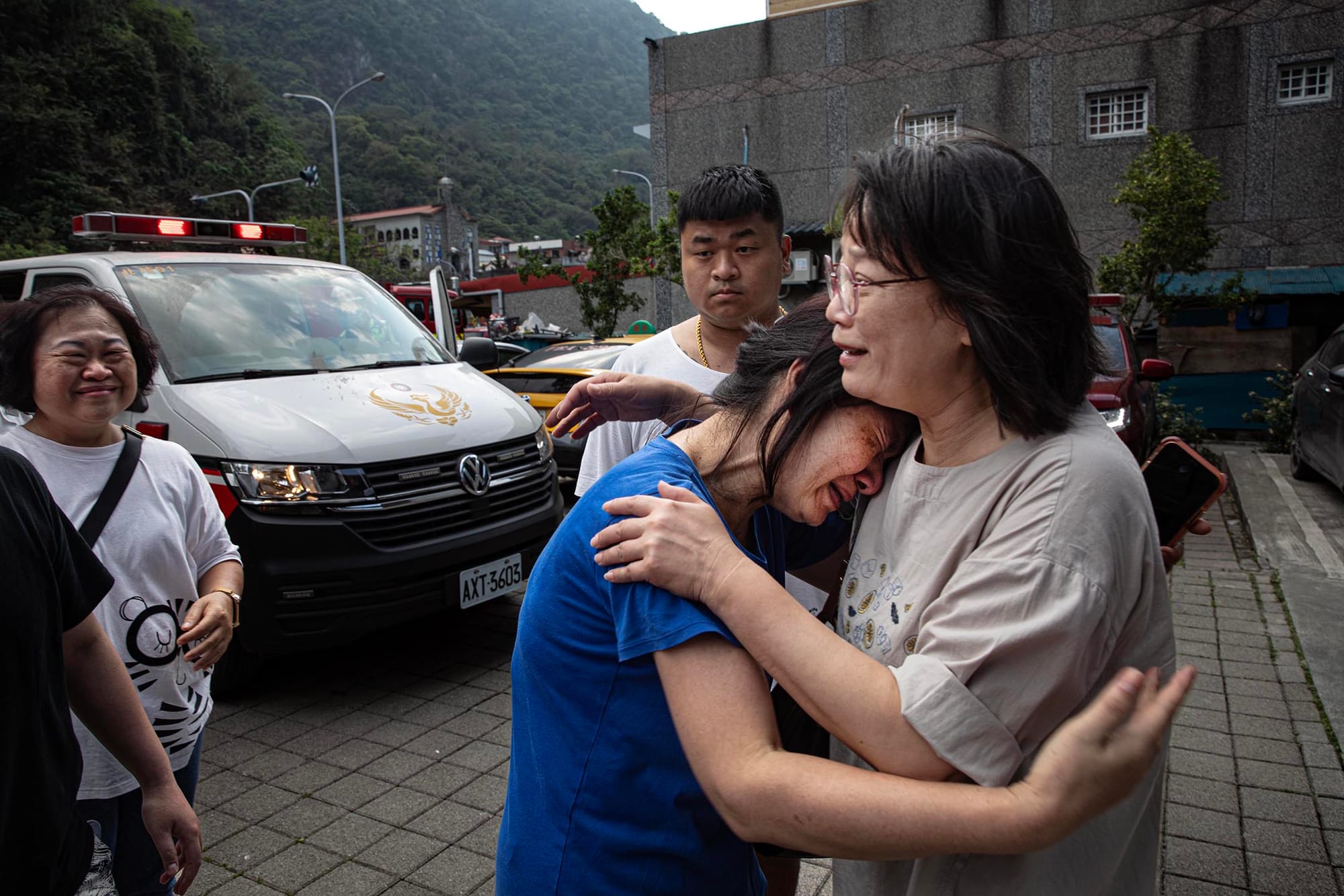 2024年4月4日,花蓮,得知親人獲救後,親友們互相相擁。攝:陳焯煇/端傳媒