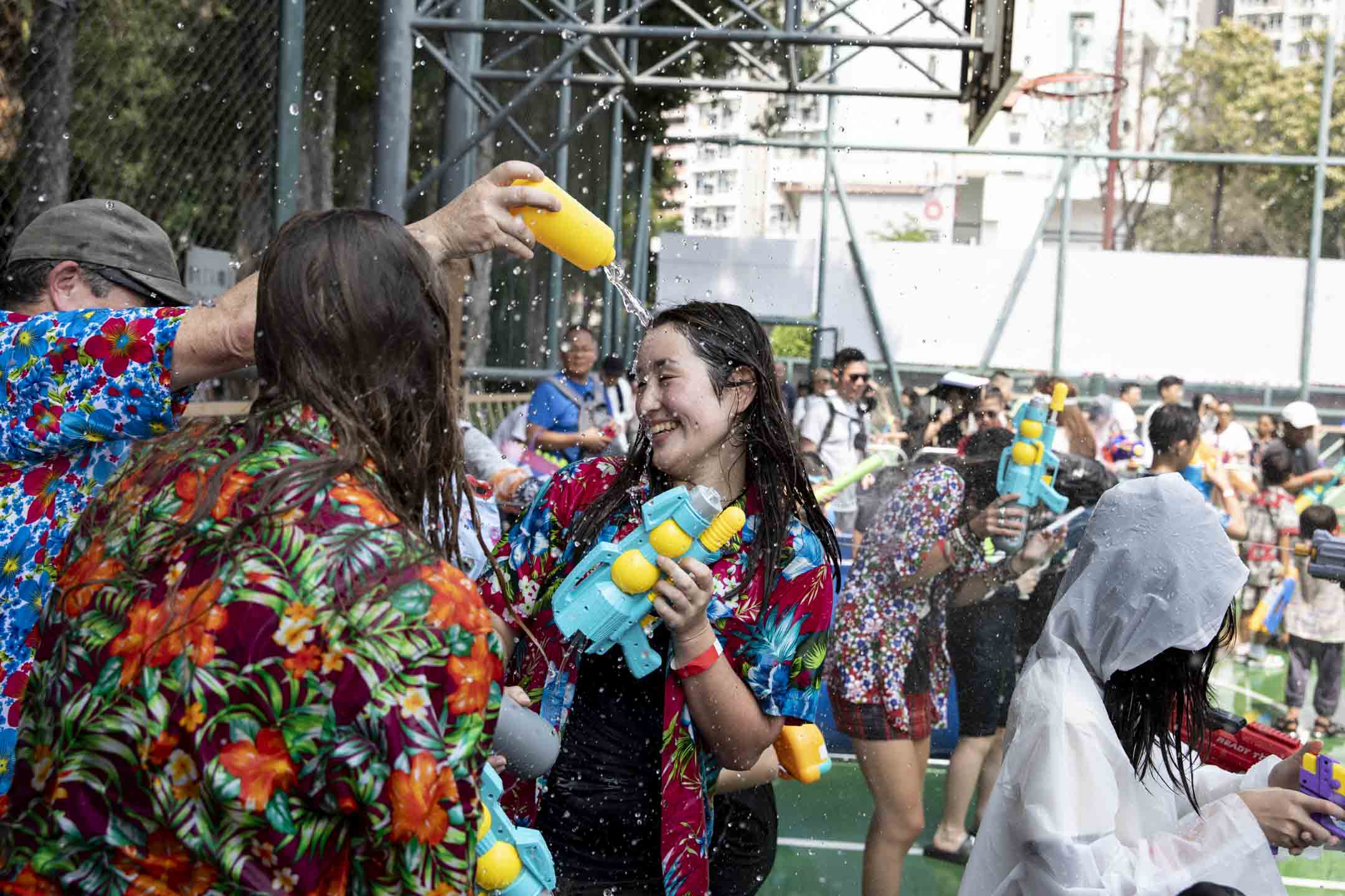 2024年4月13日，九龍城的潑水節從城南道移師至賈炳達道公園籃球場舉辦。攝：林振東/端傳媒