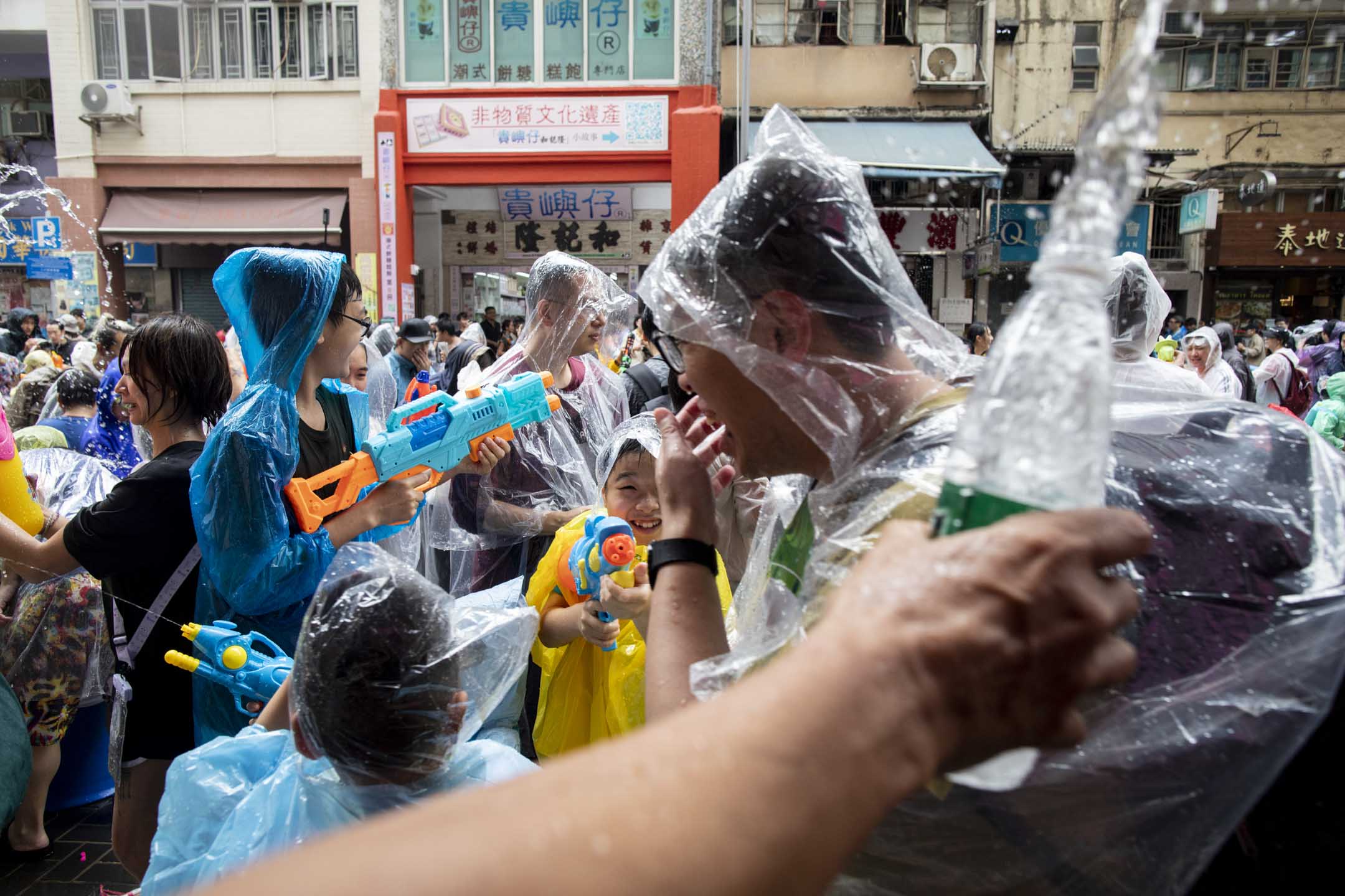 2023年4月9日，九龍城城南道在疫後復辦潑水節。攝：林振東/端傳媒