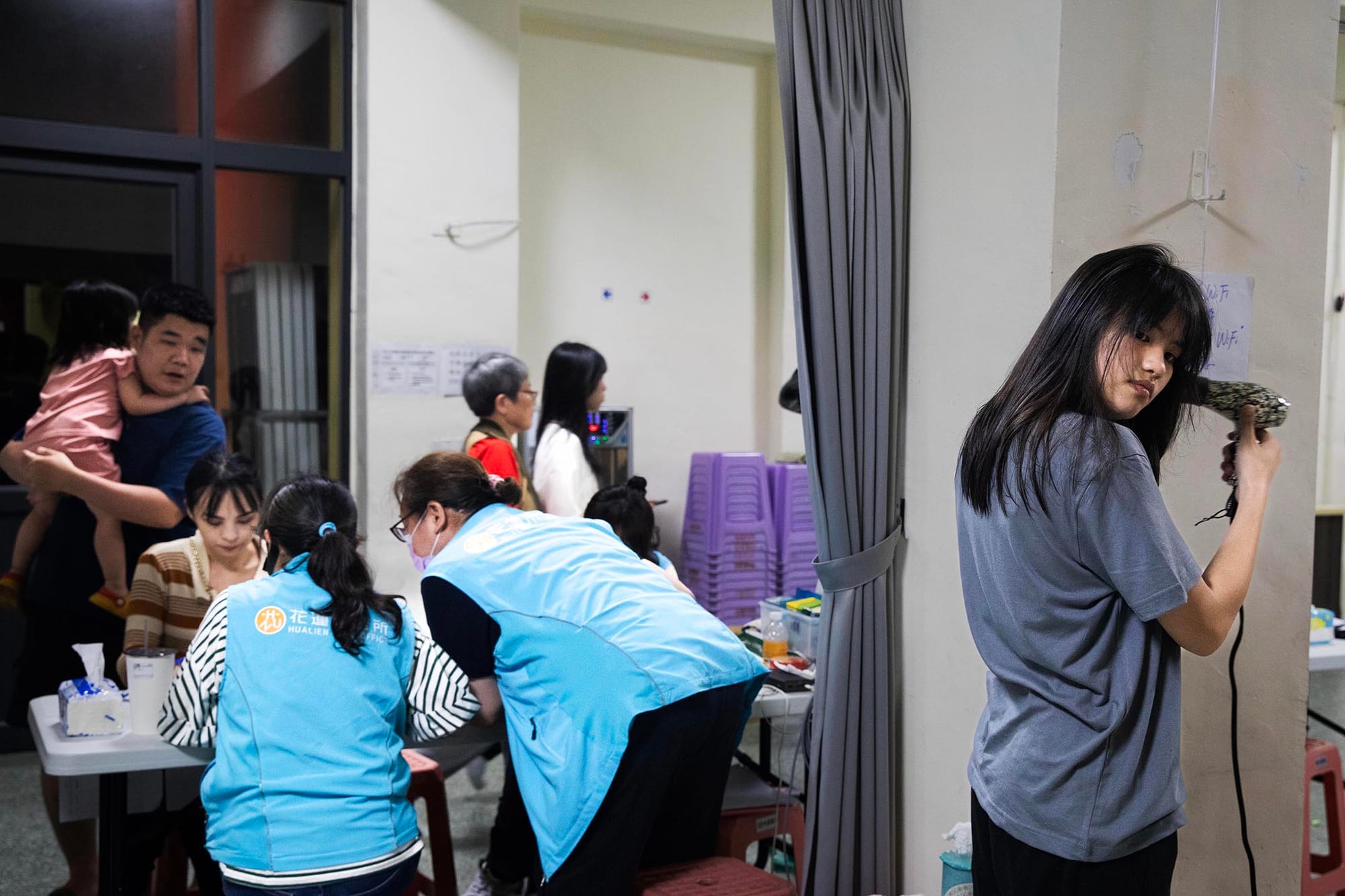 2024年4月4日,花蓮,收容中心內,有市民登記入住。攝:陳焯煇/端傳媒