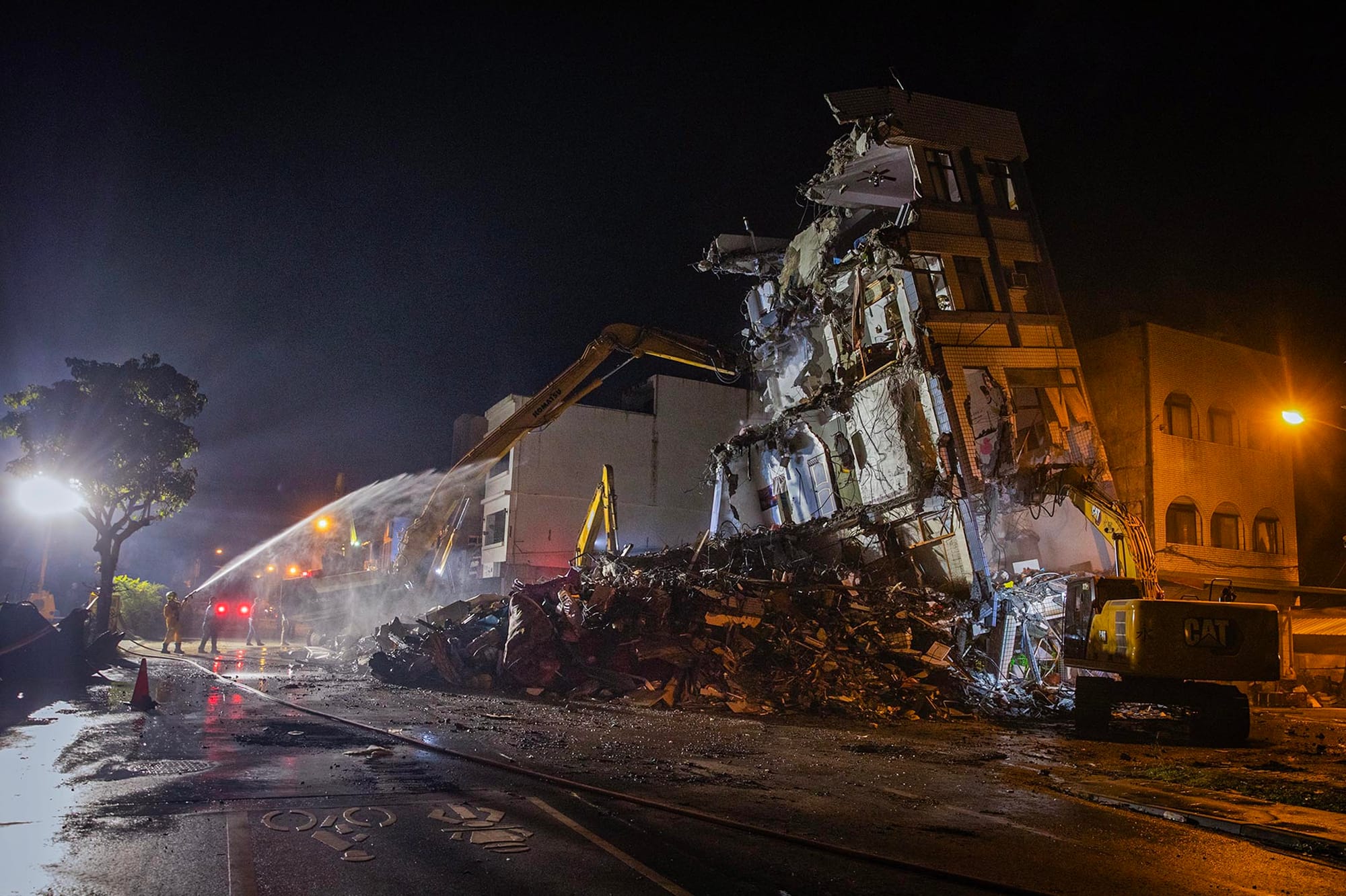 2024年4月3日,一幢受损的大厦遭拆除。摄:陈焯煇/端传媒