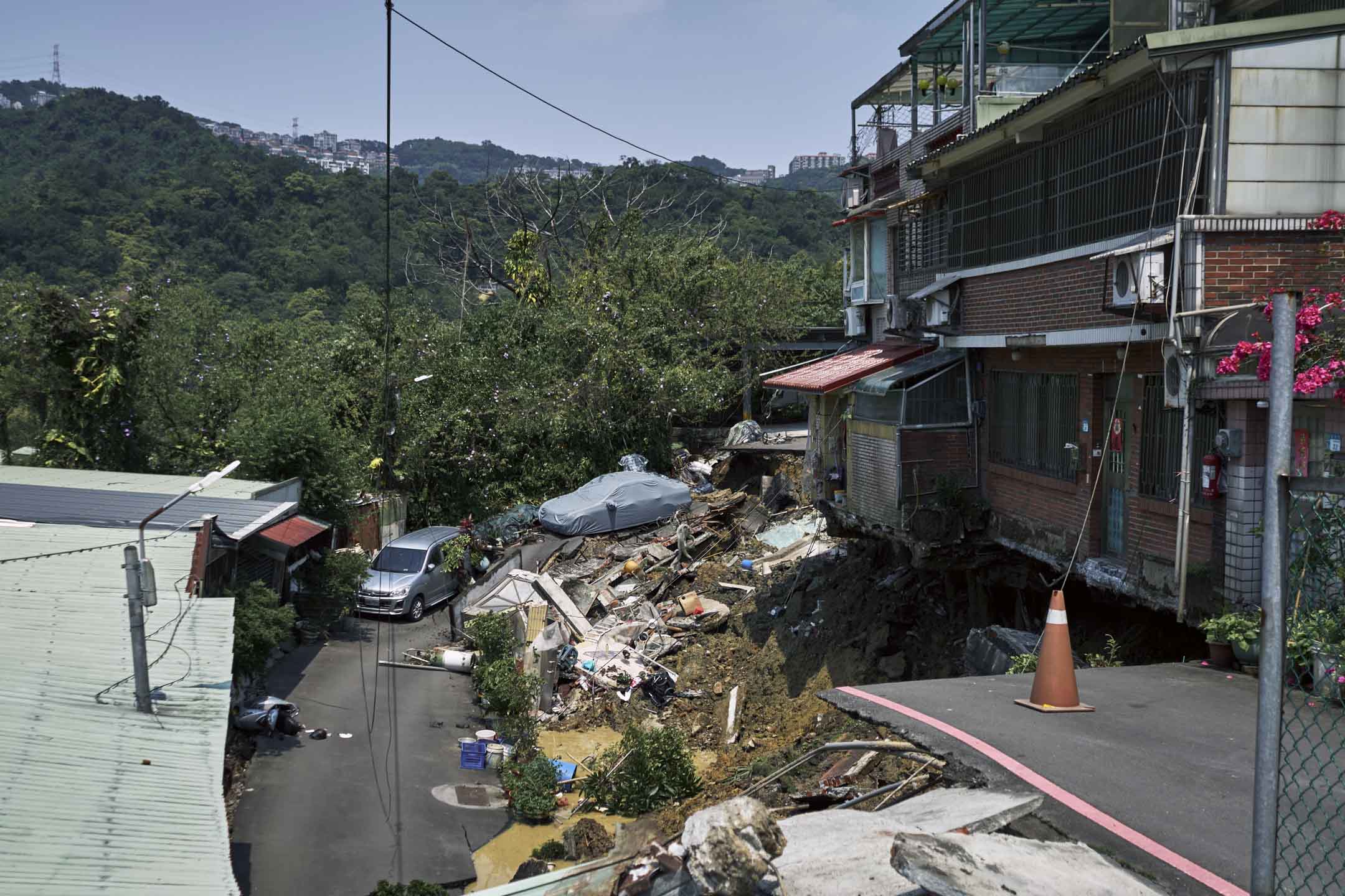 2024年4月3日，台灣花蓮縣發生 7.3 級強烈地震，震動整個島嶼，新北市一個地陷現場。攝：An Rong Xu/Bloomberg via Getty Images