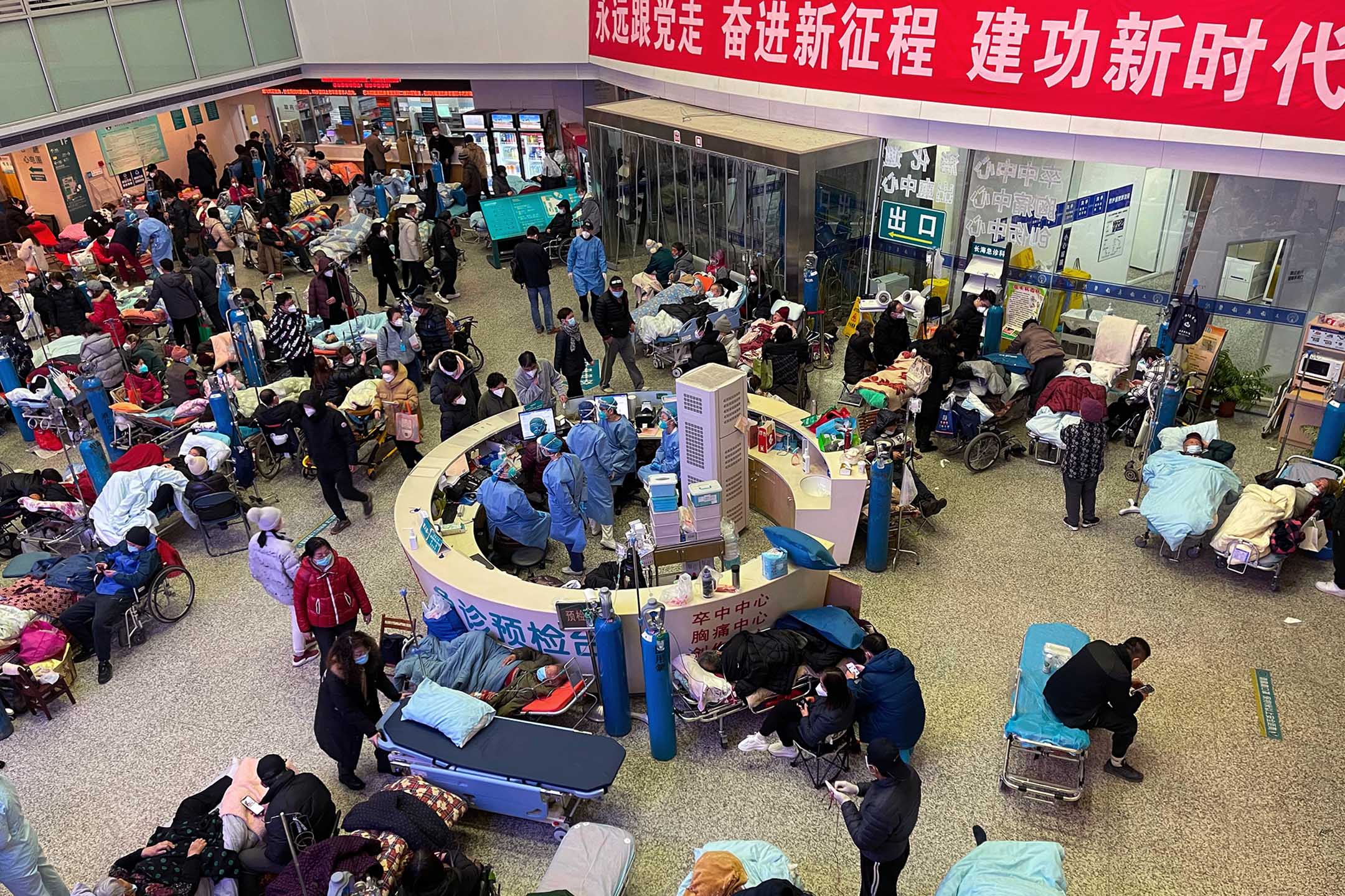 2023年1月3日，上海一所醫院的大廳裡擠滿了患者。攝：Ray Young/Future Publishing via Getty Images