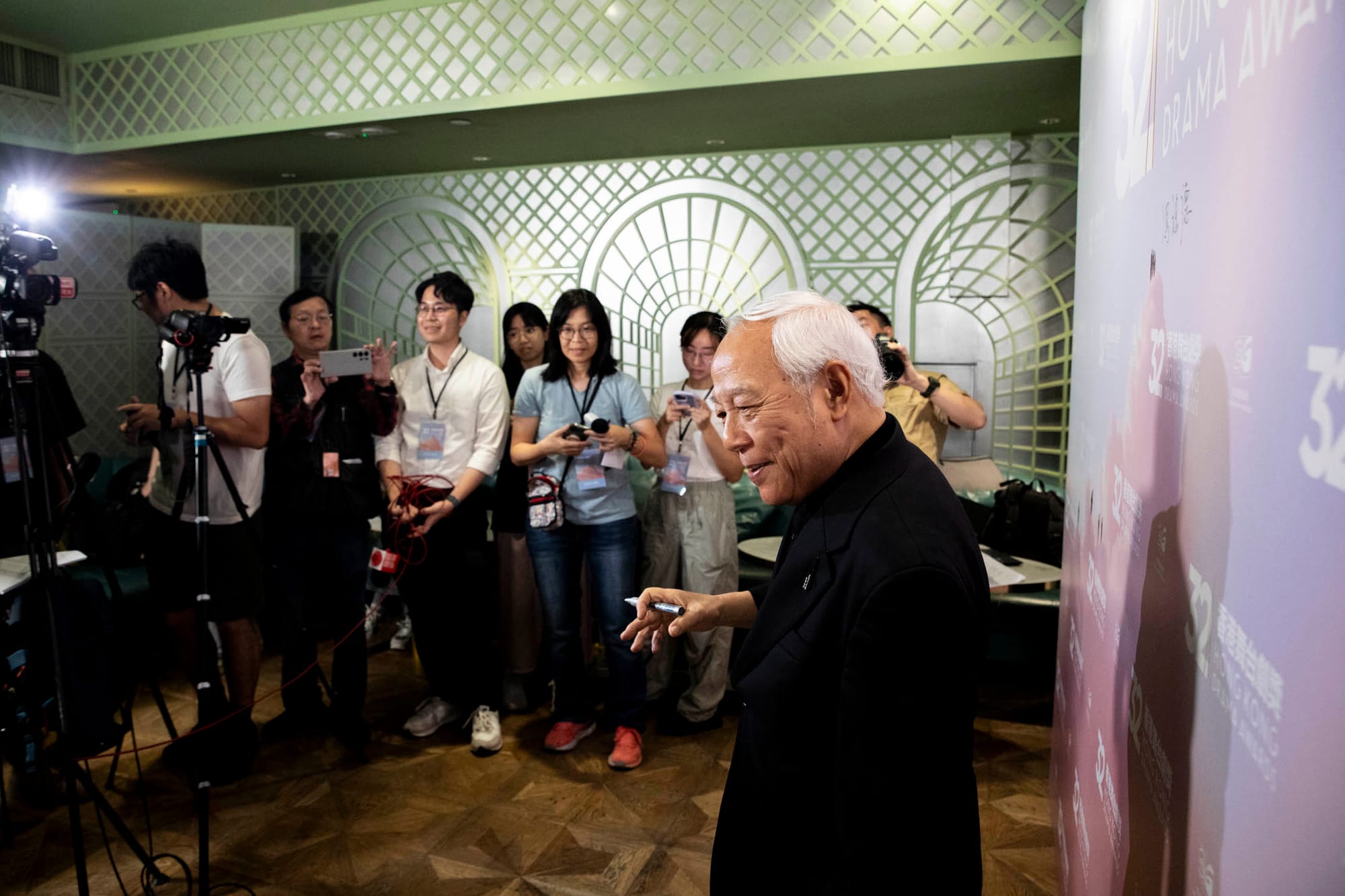 2024年4月29日,第32屆香港舞台劇頒獎禮在灣仔一間餐廳舉行,香港戲劇協會會長馮祿德在開始前見記者。攝:林振東/端傳媒