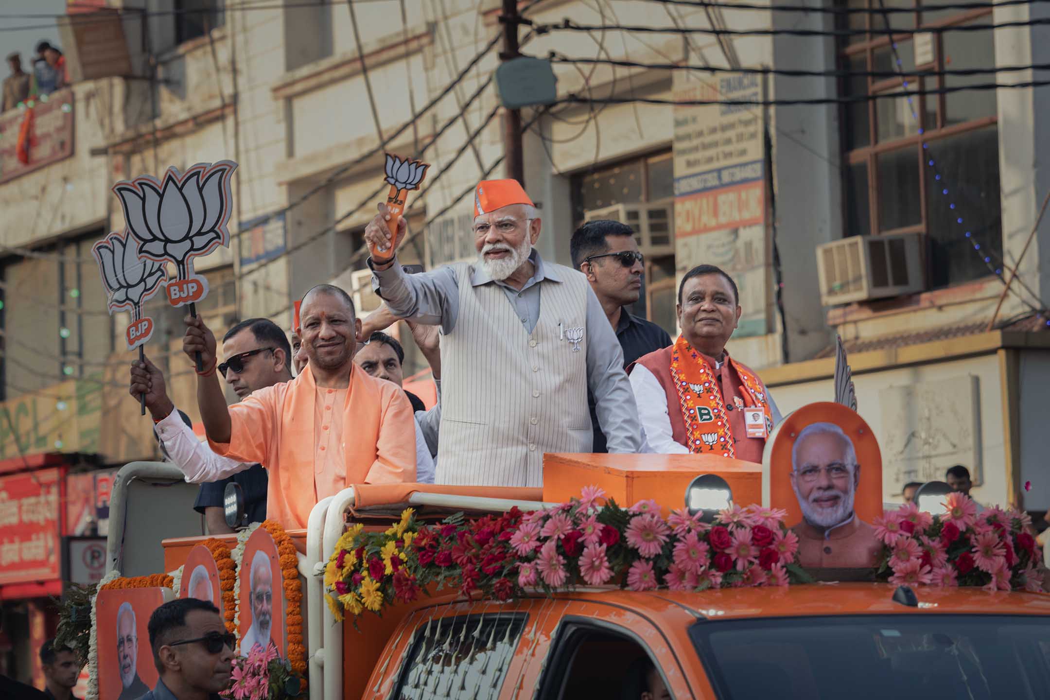  2024年4月6日，印度總理莫迪於加濟阿巴德向支持者致意。攝： Elke Scholiers/Getty Images