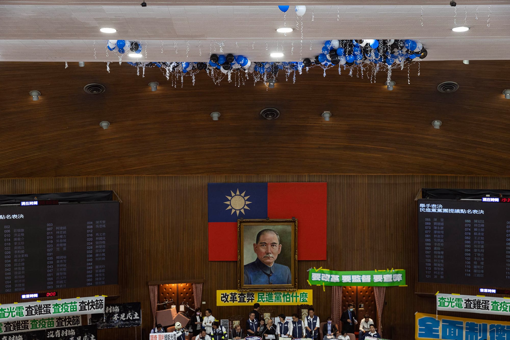 2024年5月24日，台北，立法院繼續處理藍白國會改革提案，民進黨立委在立法院内放汽球。攝：陳焯煇/端傳媒