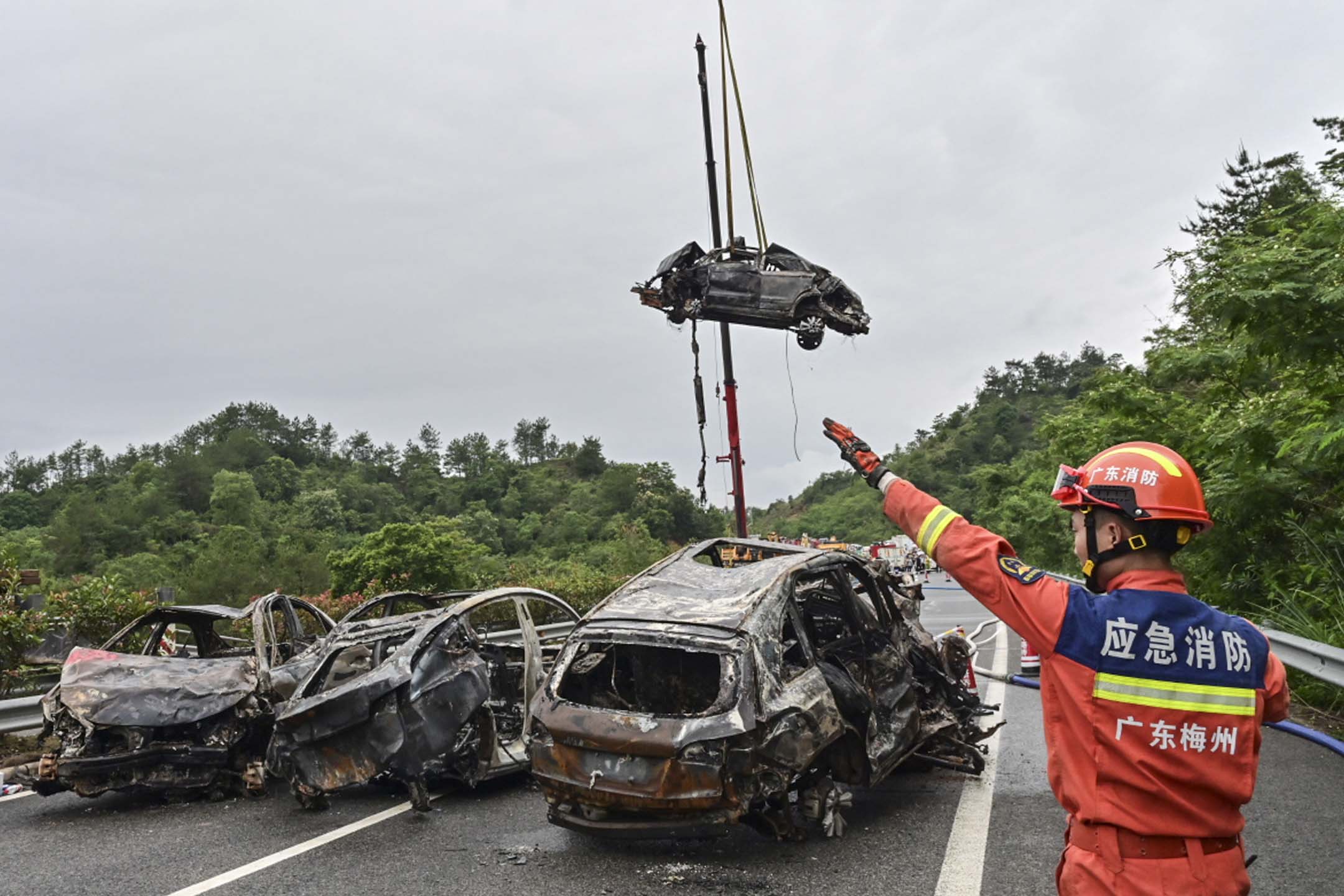 2024年5月1日,廣東梅龍高速公路路陷事故,救援人員在現場工作。攝:Mei Zi/VCG via Getty Images