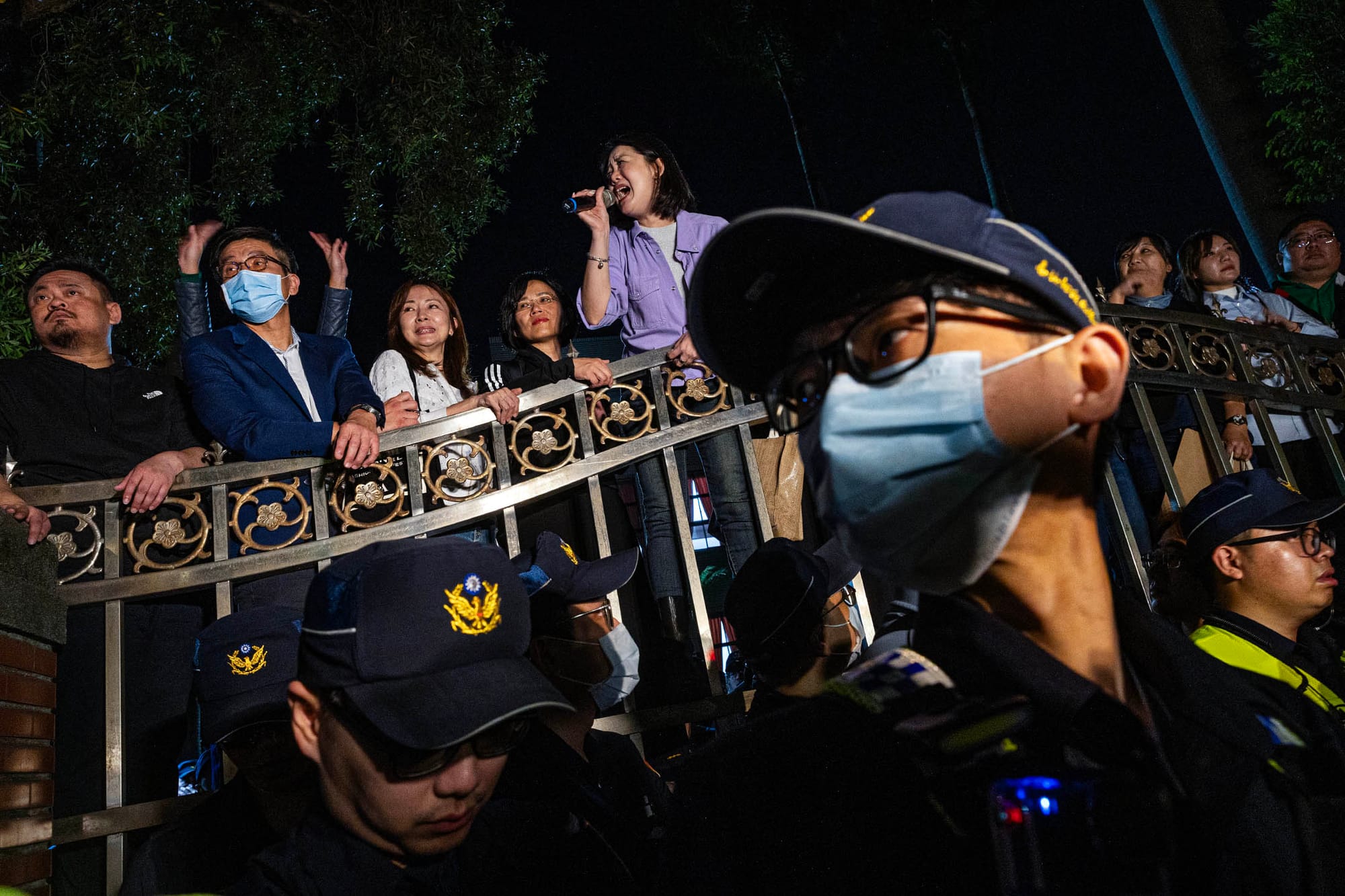 2024年5月17日，台北，立法院处理国会改革相关法案，民众在外集会抗议，批评蓝白违反程序正义，民进党立委与示威者致谢。摄：陈焯煇/端传媒