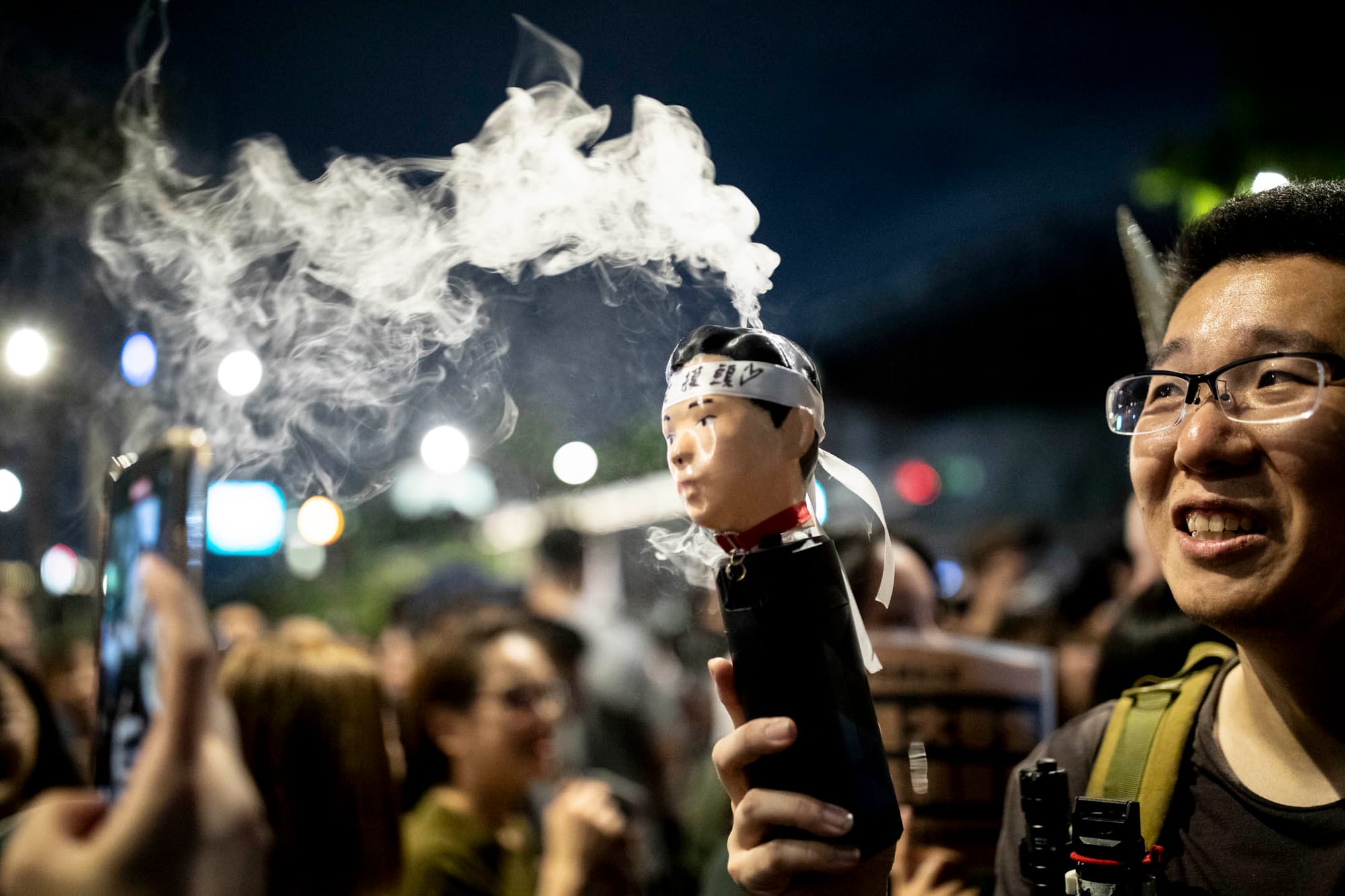 2024年5月24日，台北，立法院繼續處理藍白國會改革提案，民衆聚集立院外抗議。攝：林振東/端傳媒