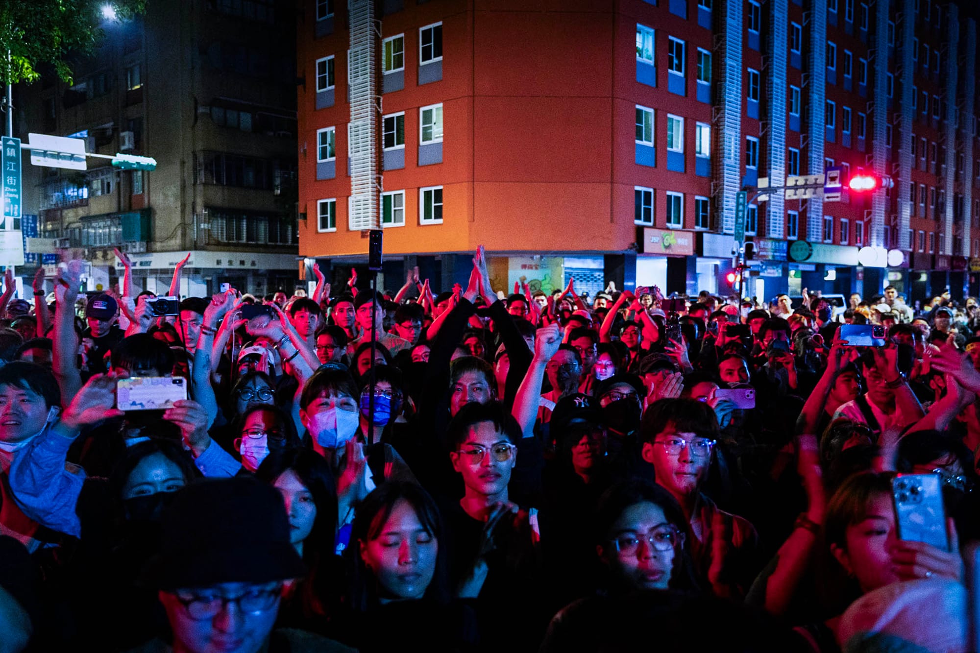 2024年5月17日，台北，立法院处理国会改革相关法案，民众在外集会抗议，批评蓝白违反程序正义。摄：陈焯煇/端传媒