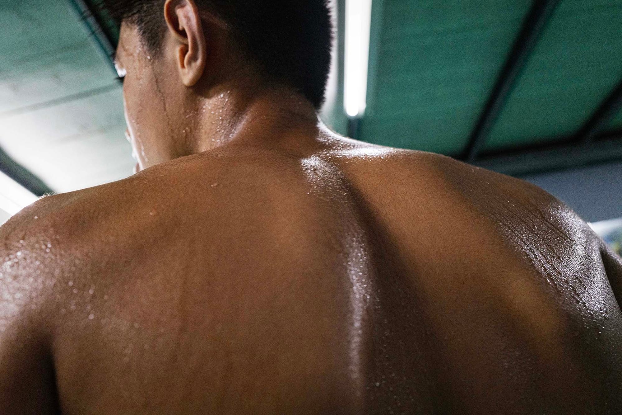 2022年6月22日，新北，原住民拳击选手在练习时汗流夹背。摄：陈焯煇/端传媒