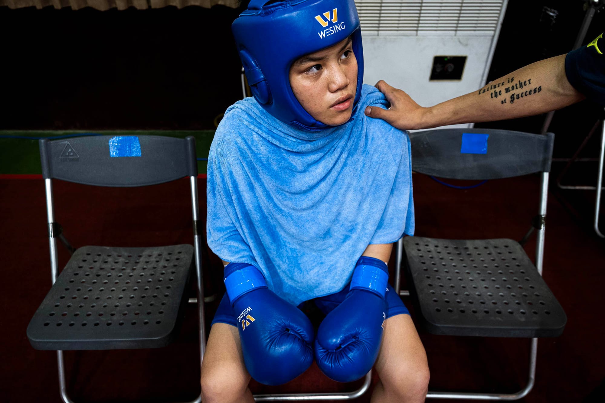 2023年4月23日，新竹，全中运期间，一名原住民拳击选手准备上台比赛。摄：陈焯煇/端传媒