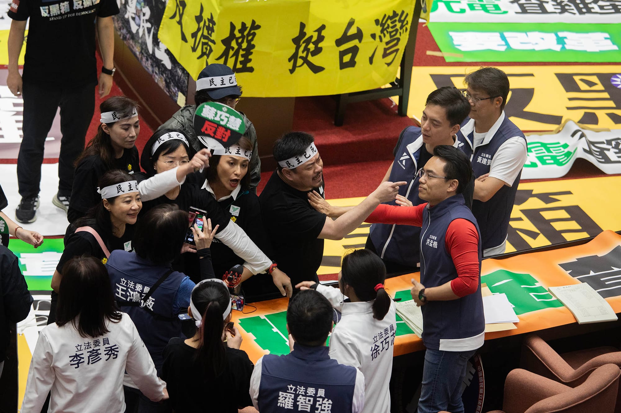 2024年5月28日，台北，立法院进行国会改革法案审议，立法院内民进党立委与国民党的立委互相指骂。摄：陈焯煇/端传媒