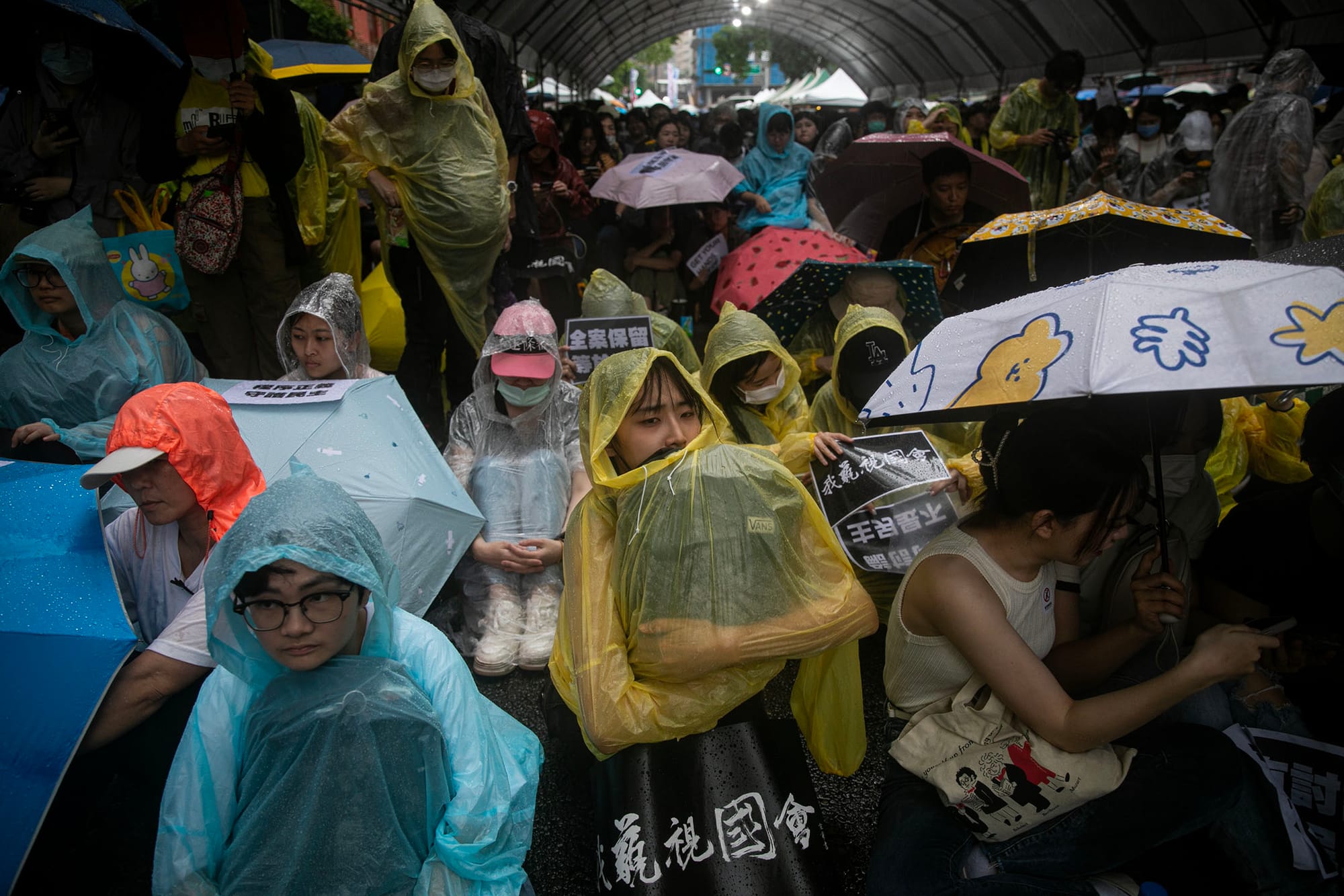 2024年5月21日,台北,立法院继续处理蓝白国会改革提案,场外上万民众聚集抗议。摄:陈焯煇/端传媒