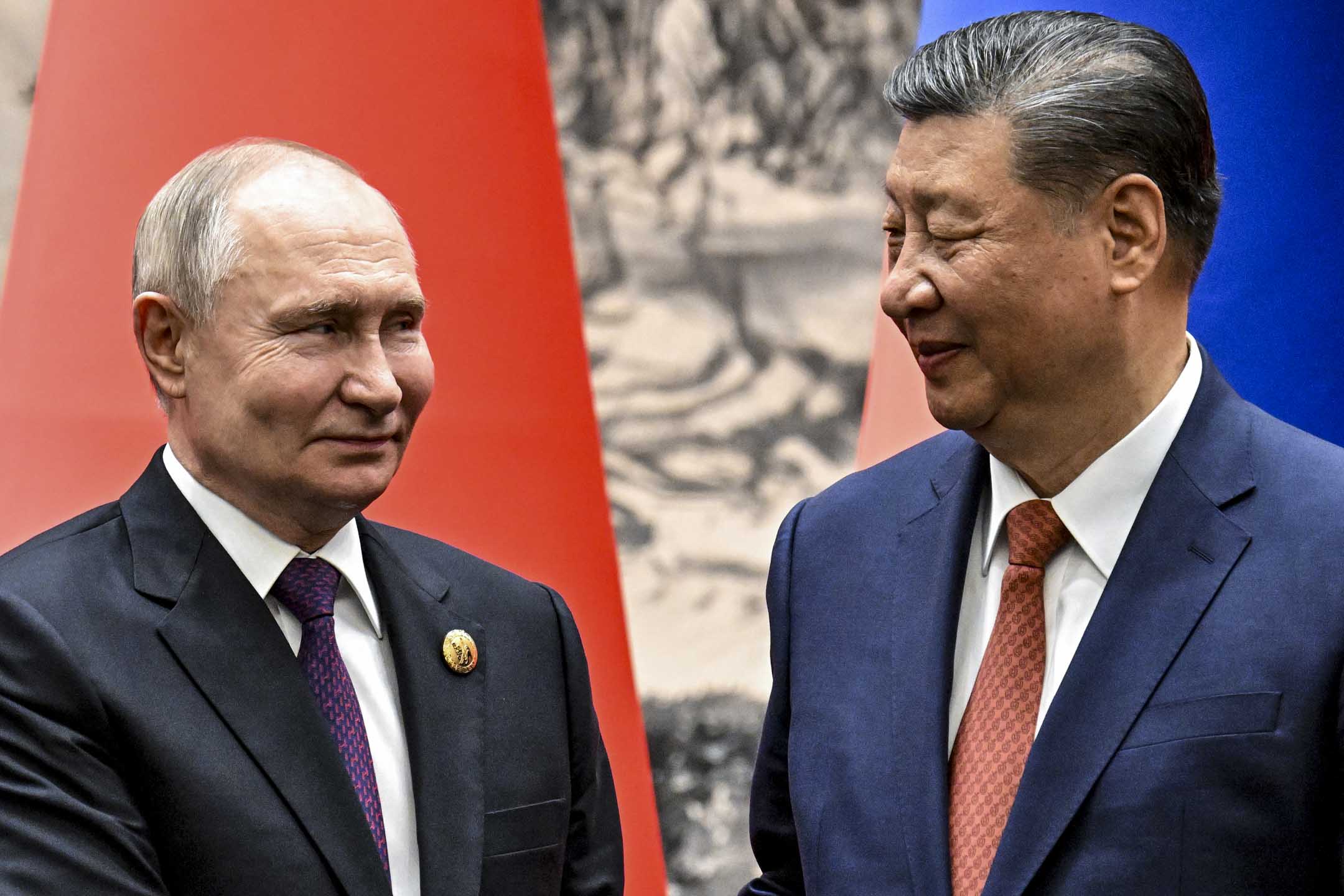 2024年5月16日，國家主席習近平和俄羅斯總統普京在北京會談前握手時互相看著對方。攝：Sergei Bobylev, Sputnik, Kremlin Pool Photo via AP/達志影像