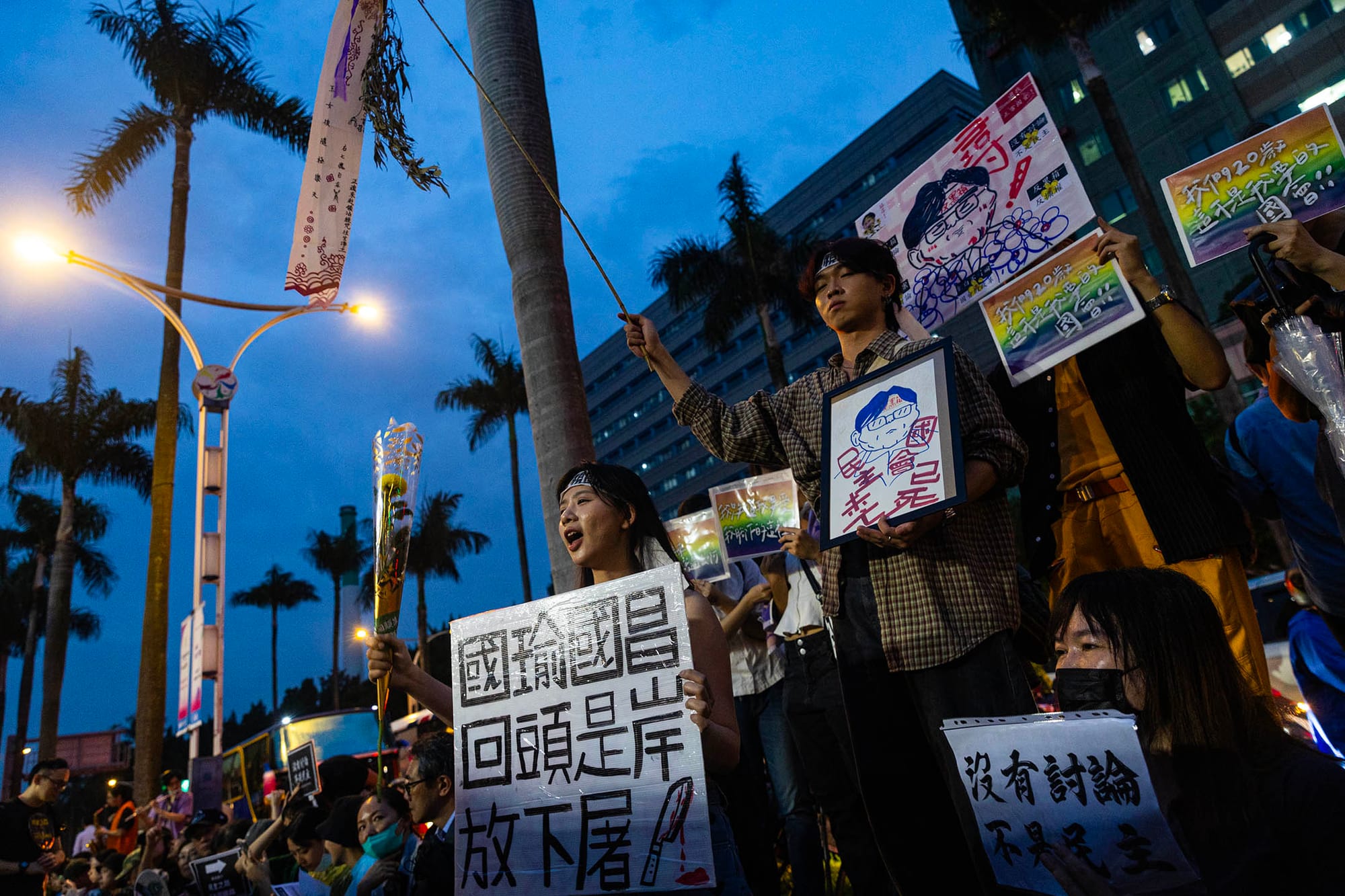 2024年5月24日，台北，立法院繼續處理藍白國會改革提案，立法院外示威者在集會。攝：陳焯煇/端傳媒