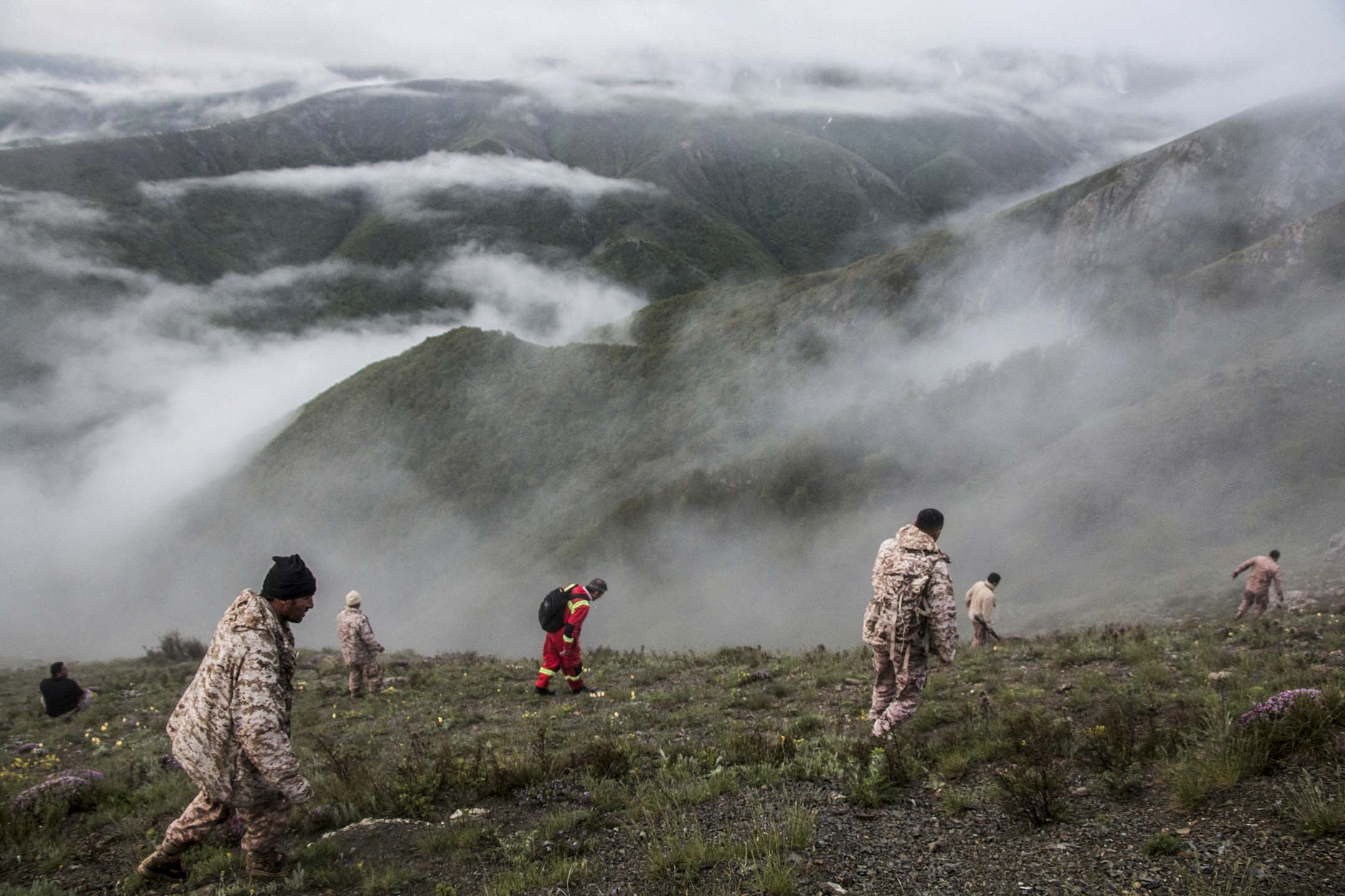 2024年5月20日,伊朗總統 Ebrahim Raisi 乘坐的直升機在伊朗東阿塞拜疆省瓦爾扎坎墜毀,救援隊正在進行工作。攝:Stringer/WANA (West Asia News Agency) via Reuters/達志影像