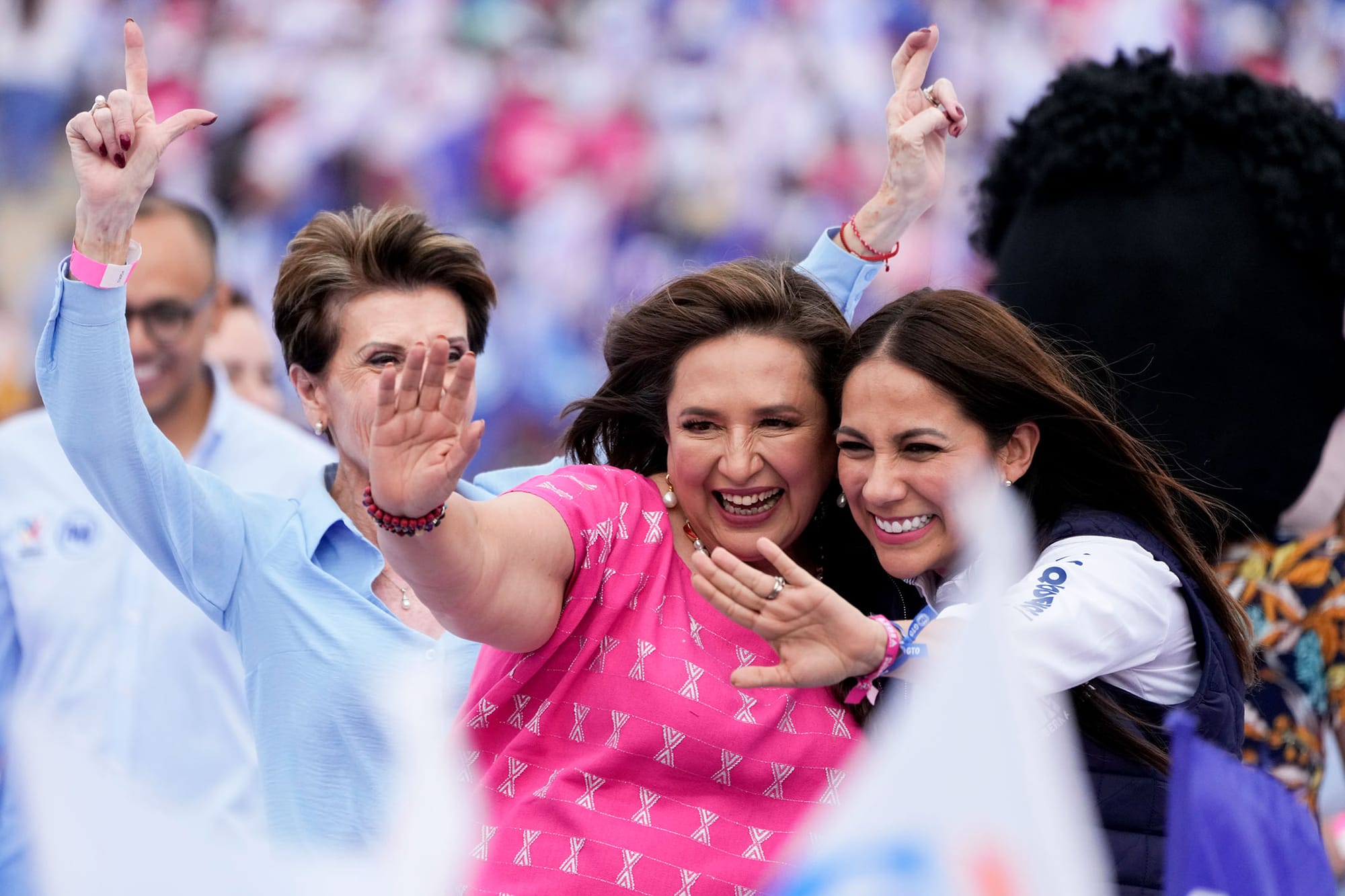 2024年3月1日，墨西哥總統候選人索奇特爾·加爾韋斯（Xóchitl Gálvez）（中） 在競選集會上向支持者揮手致意。攝：Fernando Llano/AP/達志影像