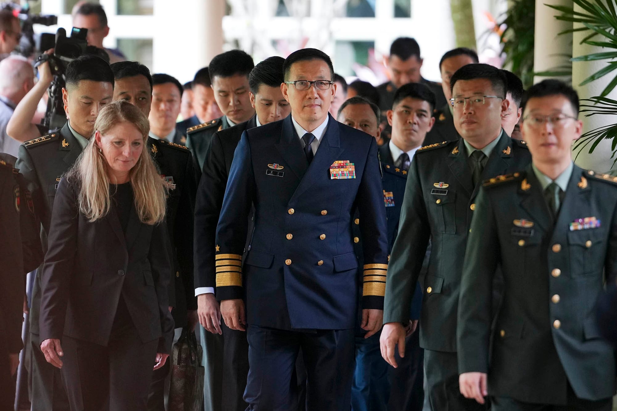 2024年5月31日，2024香格里拉對話會期間，中國國防部部長董軍（中）在與美國國防部長奧斯汀（Lloyd Austin）會晤後離場。攝：Vincent Thian/AP/達志影像