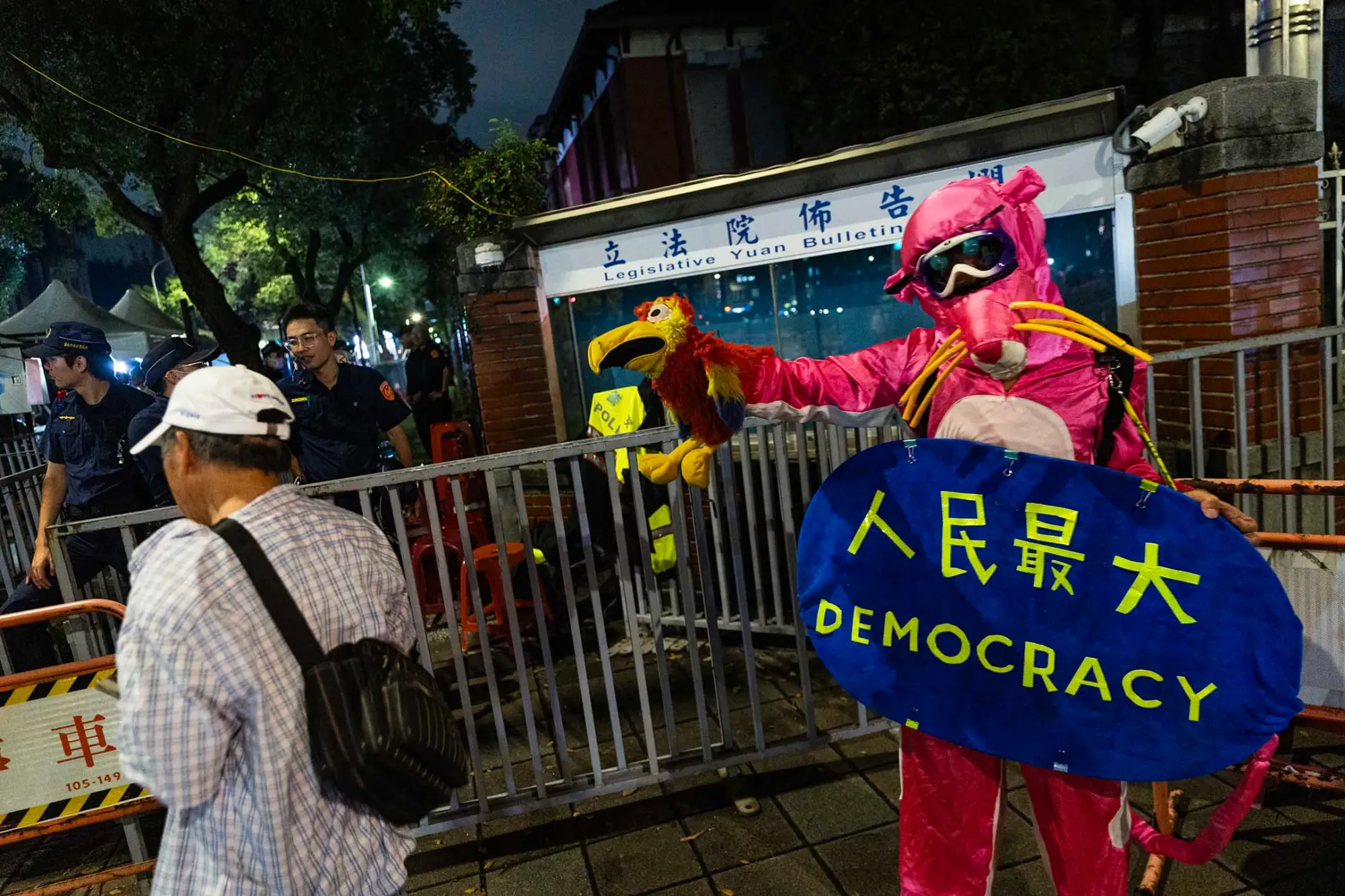 2024年6月20日，台北，公民團體發起「青鳥行動」，號召支持者到立法院外聲援。攝：陳焯煇/端傳媒