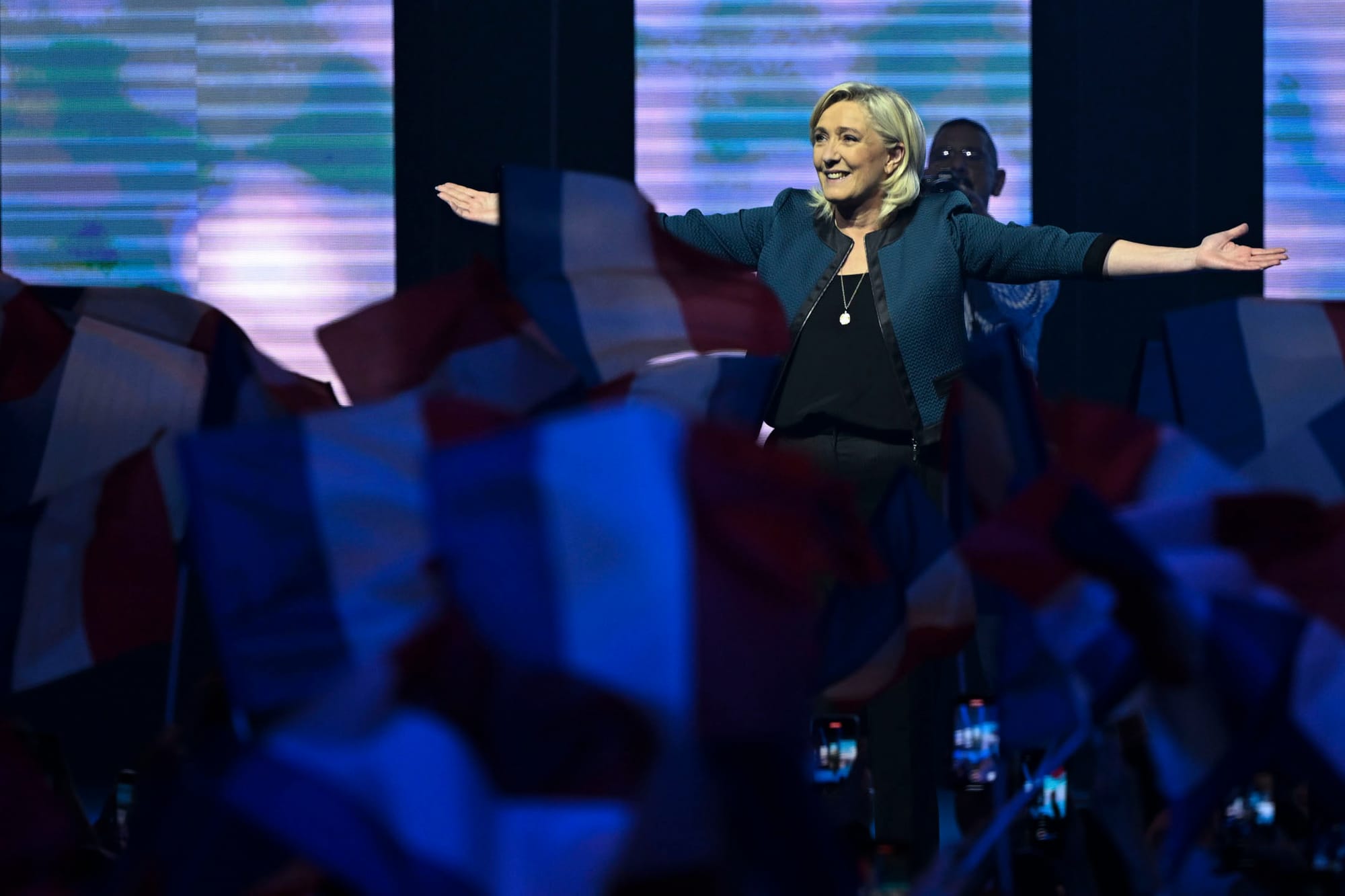 2024年6月9日，极右国民联盟（RN）的领袖玛莲勒庞（Marine Le Pen）出席欧洲议会选举前的最后一次集会。摄：Artur Widak/NurPhoto via Getty Images