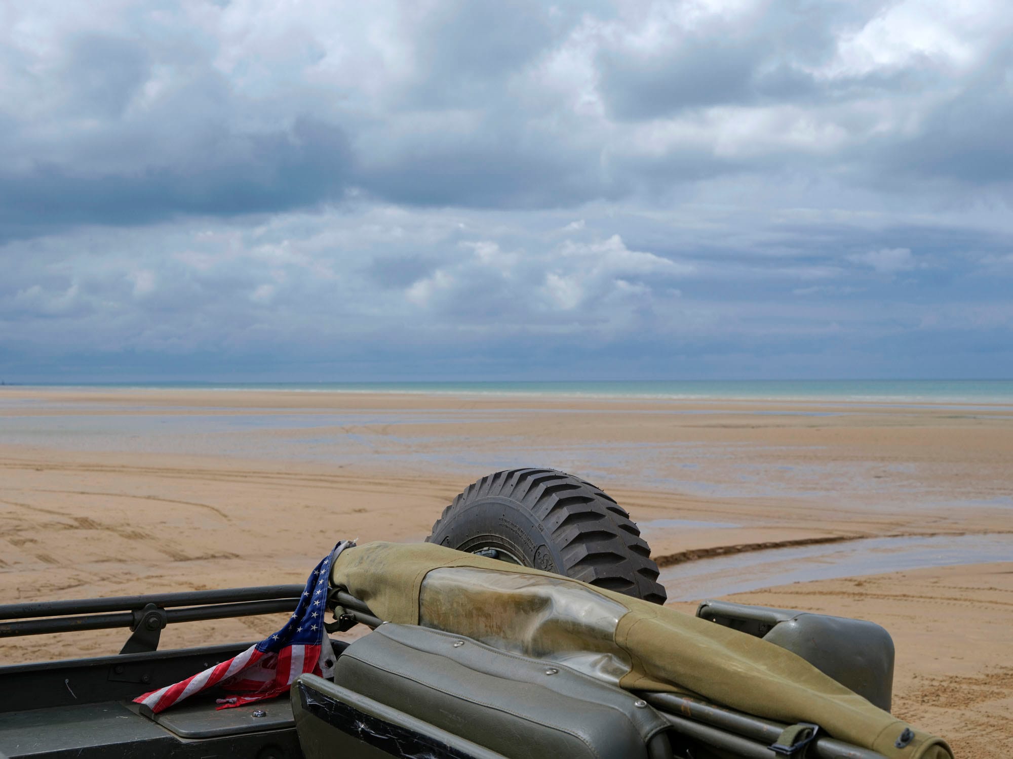 奧馬哈海灘，在一輪二戰美軍吉普車後座出現的美國旗。攝影：Vincent Yu