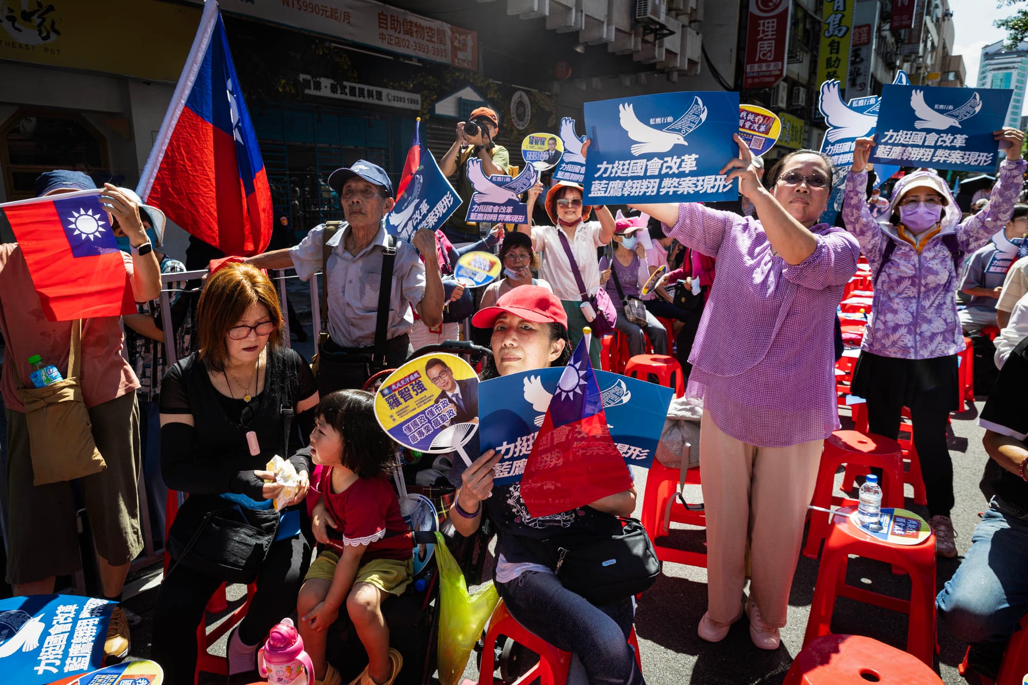 2024年6月21日，台北，國民黨的支持者集結立院外力挺國會改革。攝：陳焯煇/端傳媒