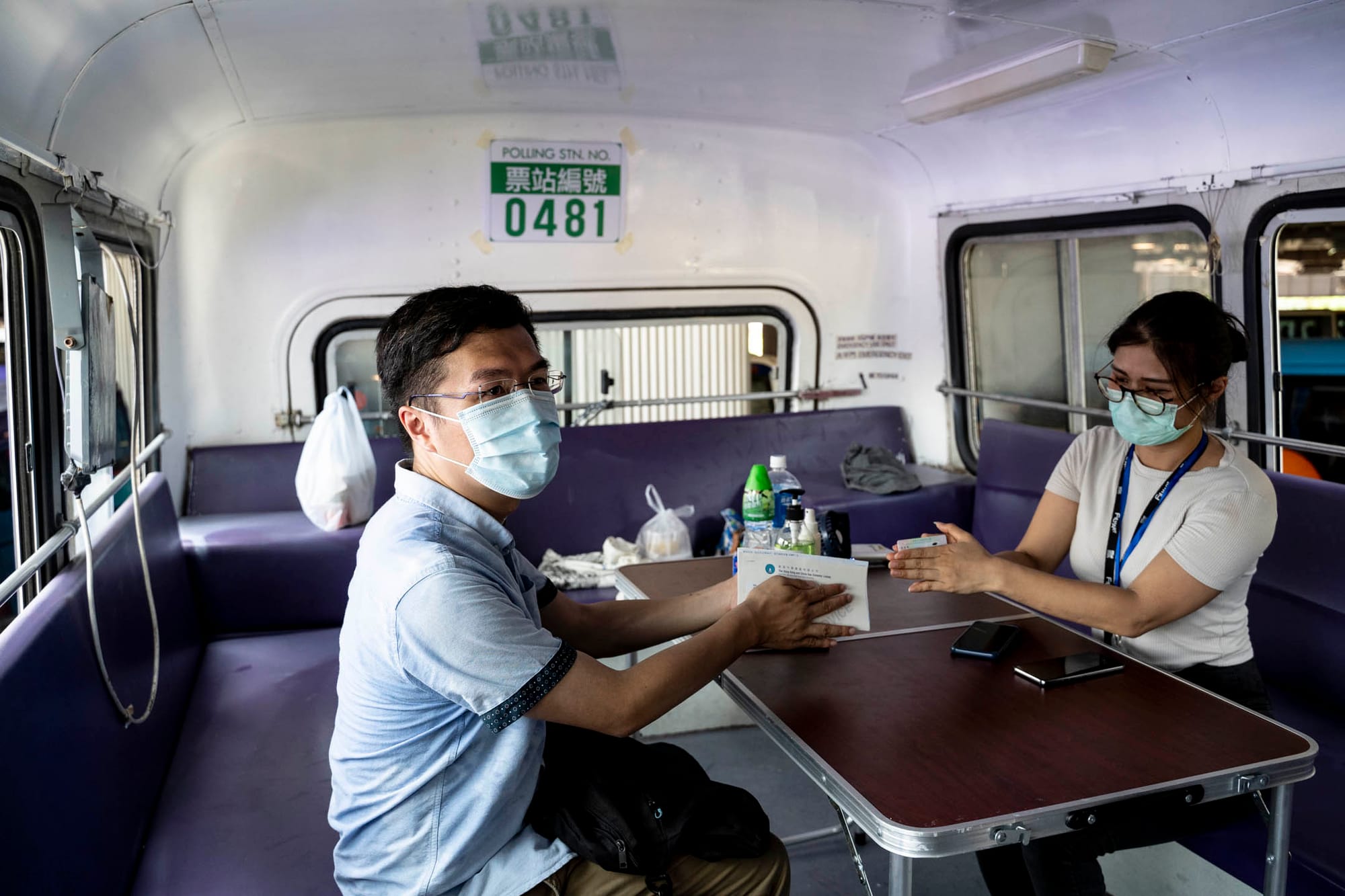 2020年7月11日,區諾軒在當天的初選記者會上示範投票過程。攝:林振東/端傳媒