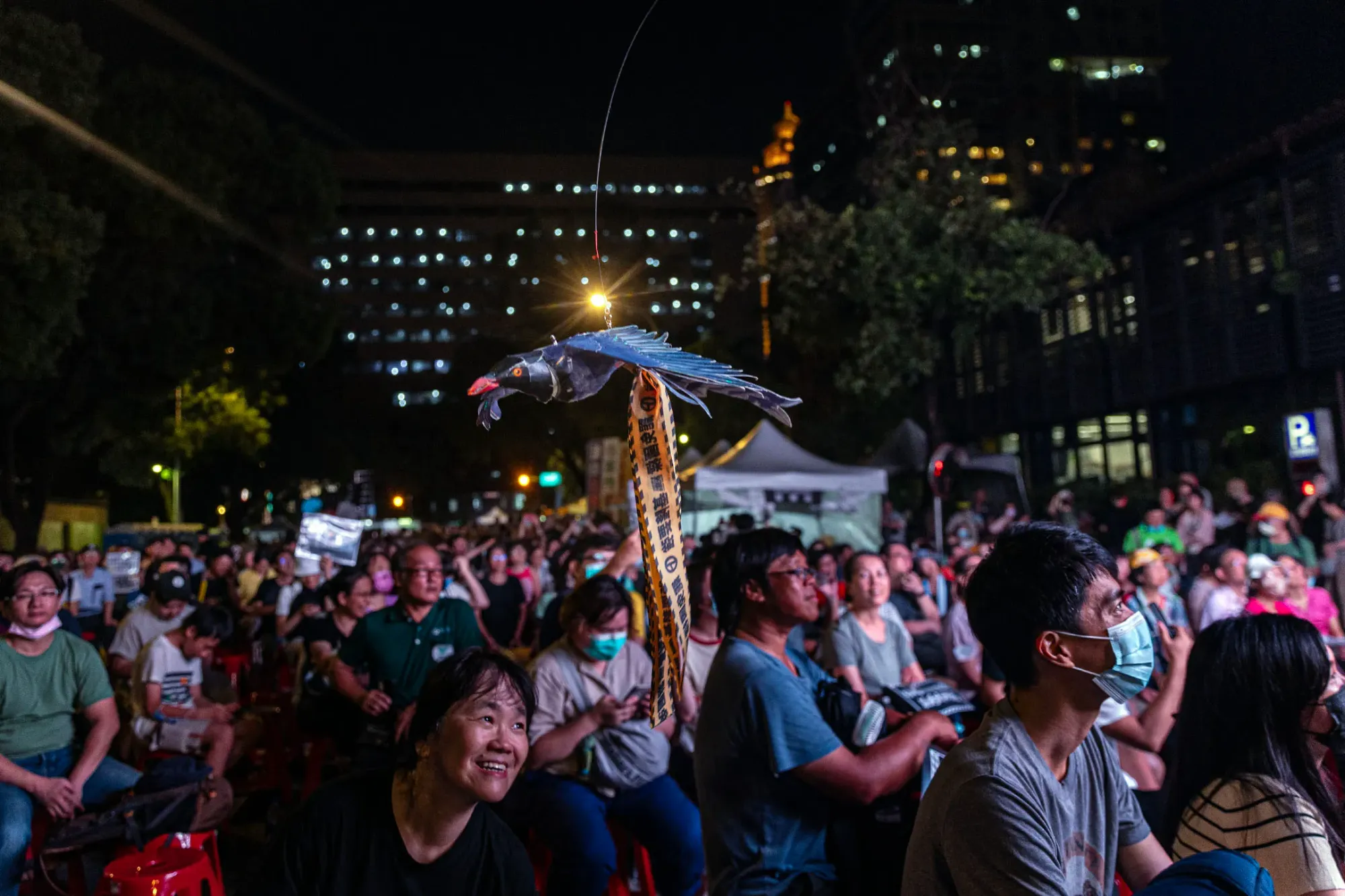2024年6月21日，台北，行政院針對立法院職權修法案提出覆議，並於立法院投票表決，公民團體發起「青鳥行動」，號召支持者到立法院外聲援。攝：陳焯煇/端傳媒