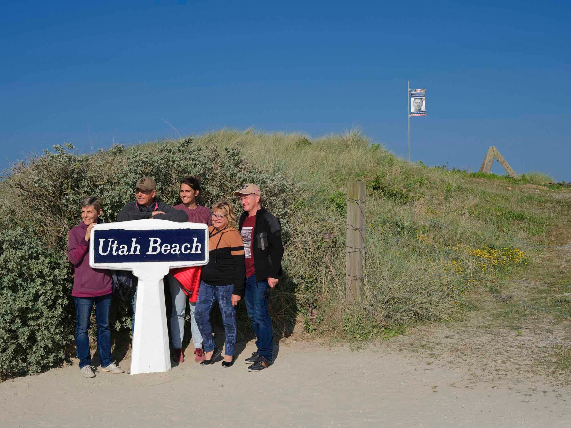 猶他海灘，在一個陣亡士兵的畫像前合影。攝影：Vincent Yu