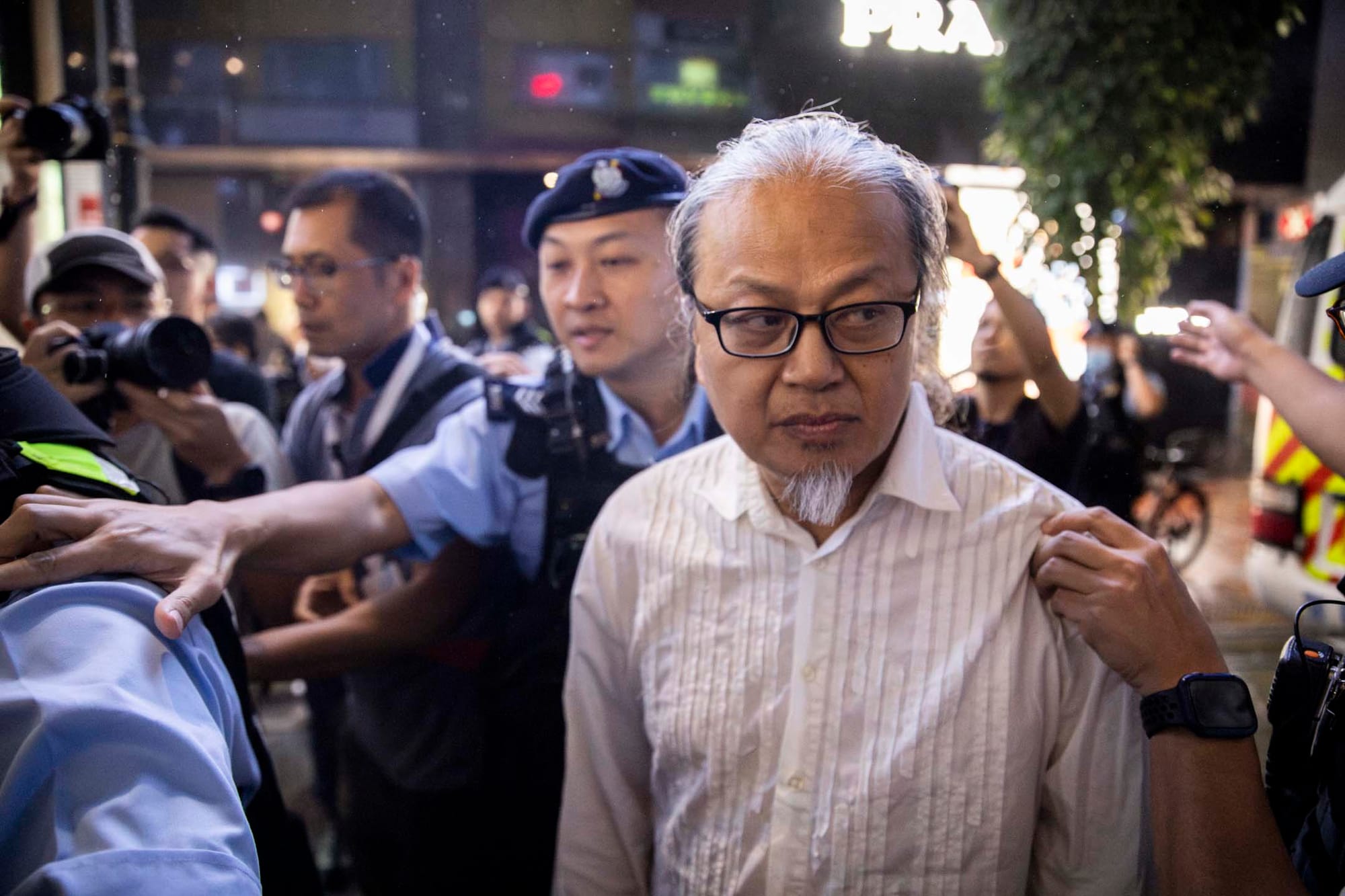 2024年6月3日晚上9时20分左右，行为艺术家“三木”现身铜锣湾东角道，随即被大批警员包围，其后三木被送上警车带走。摄：林振东/端传媒