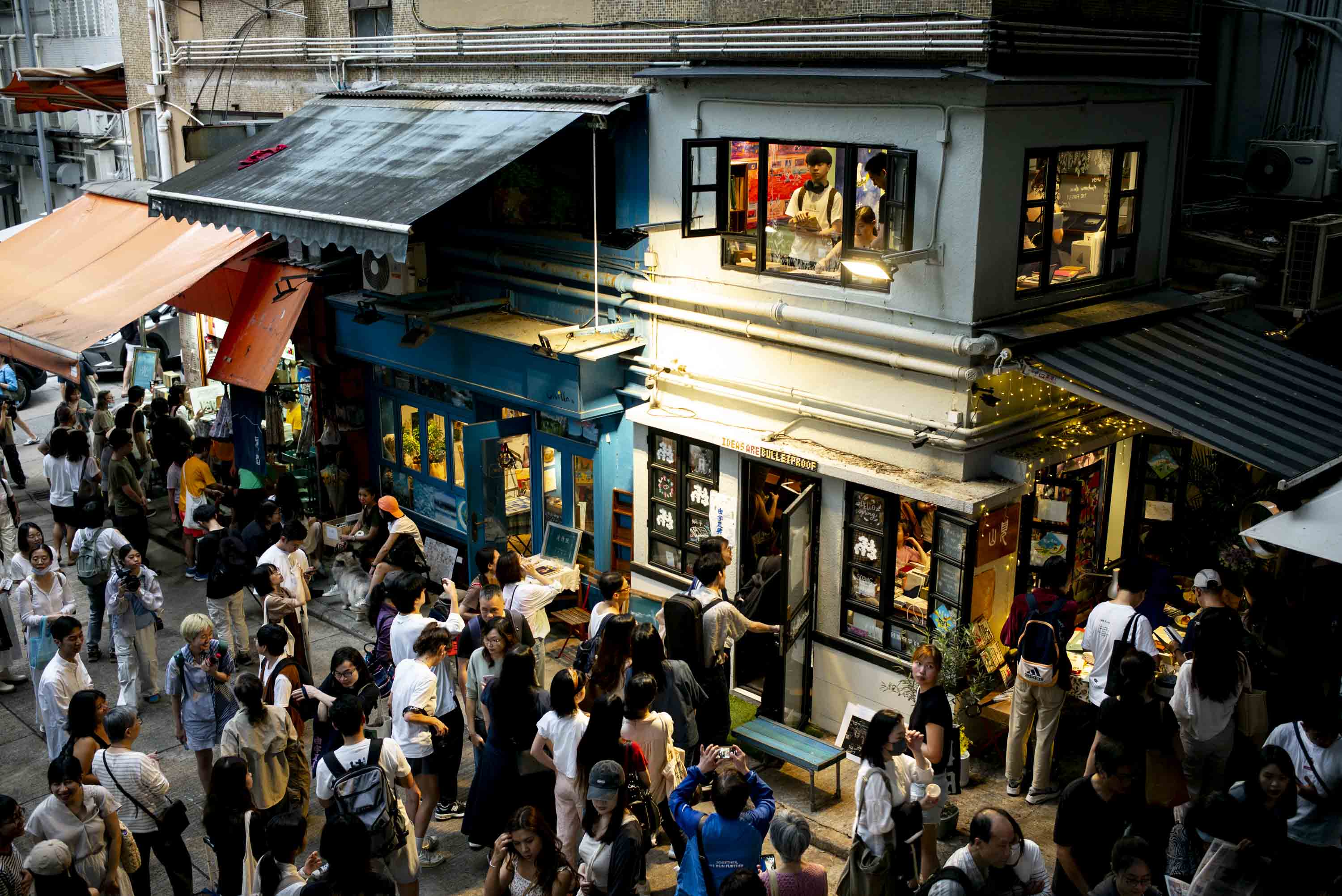 2024年3月31日，香港獨立書店「見山書店」結業，當日有近百人送別 。攝：林振東/端傳媒