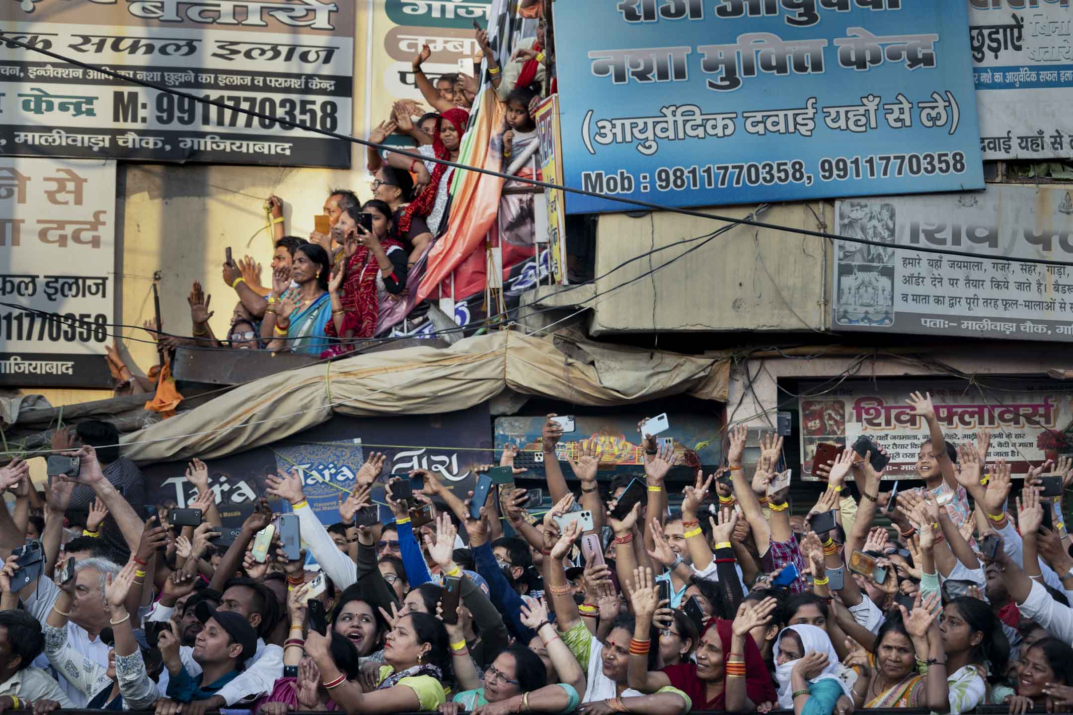 2024年4月6日，印度總理莫迪於印度北方邦加濟阿巴德舉行路演中向公眾致意，支持者向他揮手。攝：Elke Scholiers/Getty Images