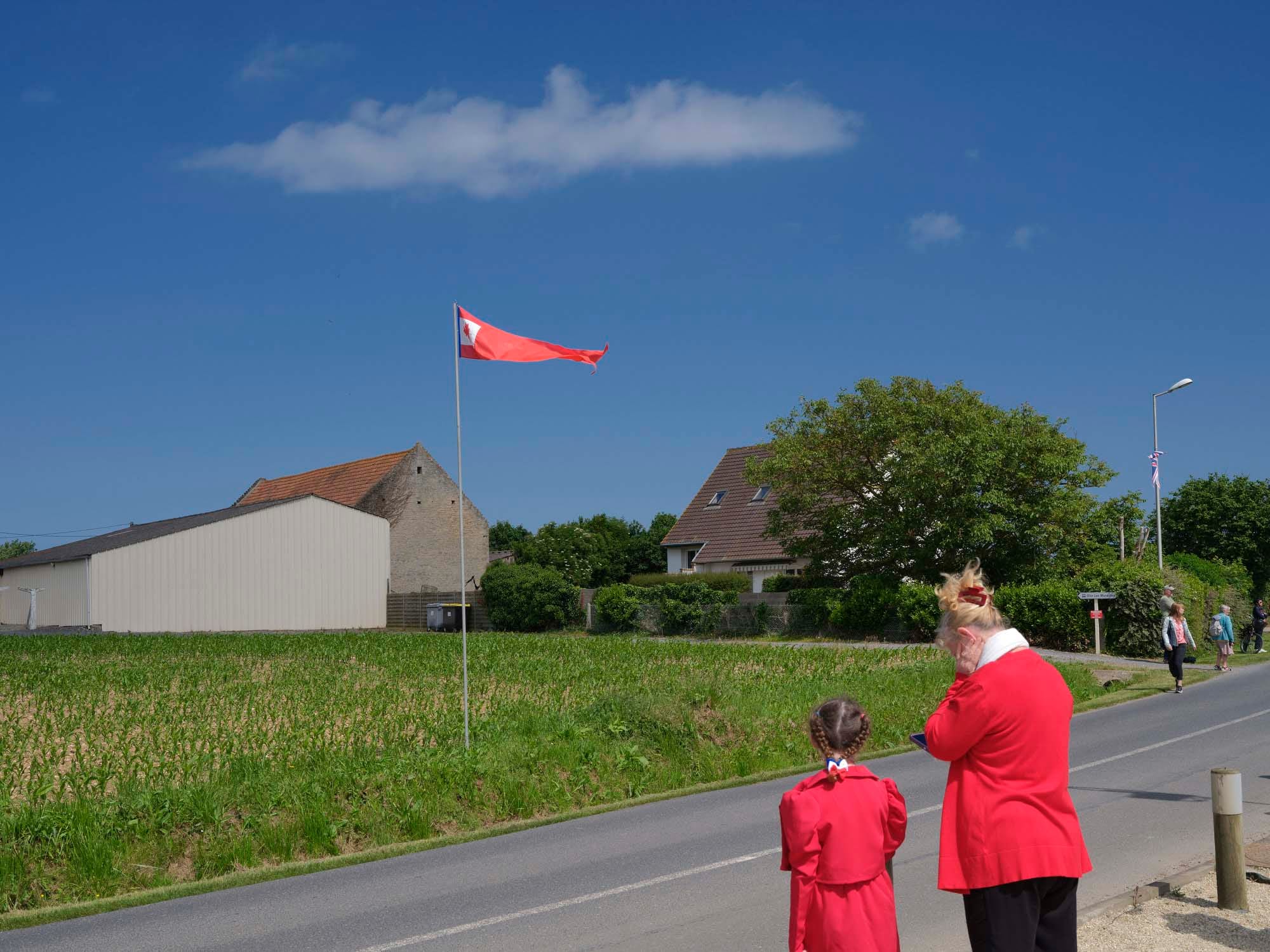 近英軍紀念墓園，市民在等待將會駛過的慶祝車隊。攝影：Vincent Yu