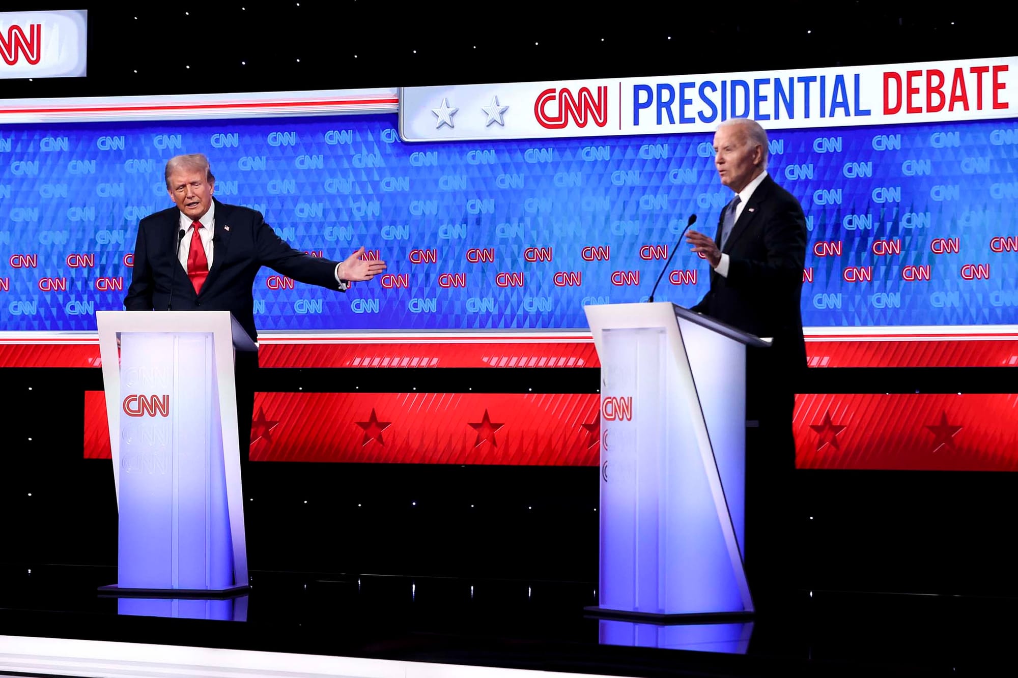 2024年6月27日，美国乔治亚州亚特兰大CNN 演播室，美国总统拜登和共和党总统候选人特朗普参加 CNN 的总统辩论。摄：Justin Sullivan/Getty Images