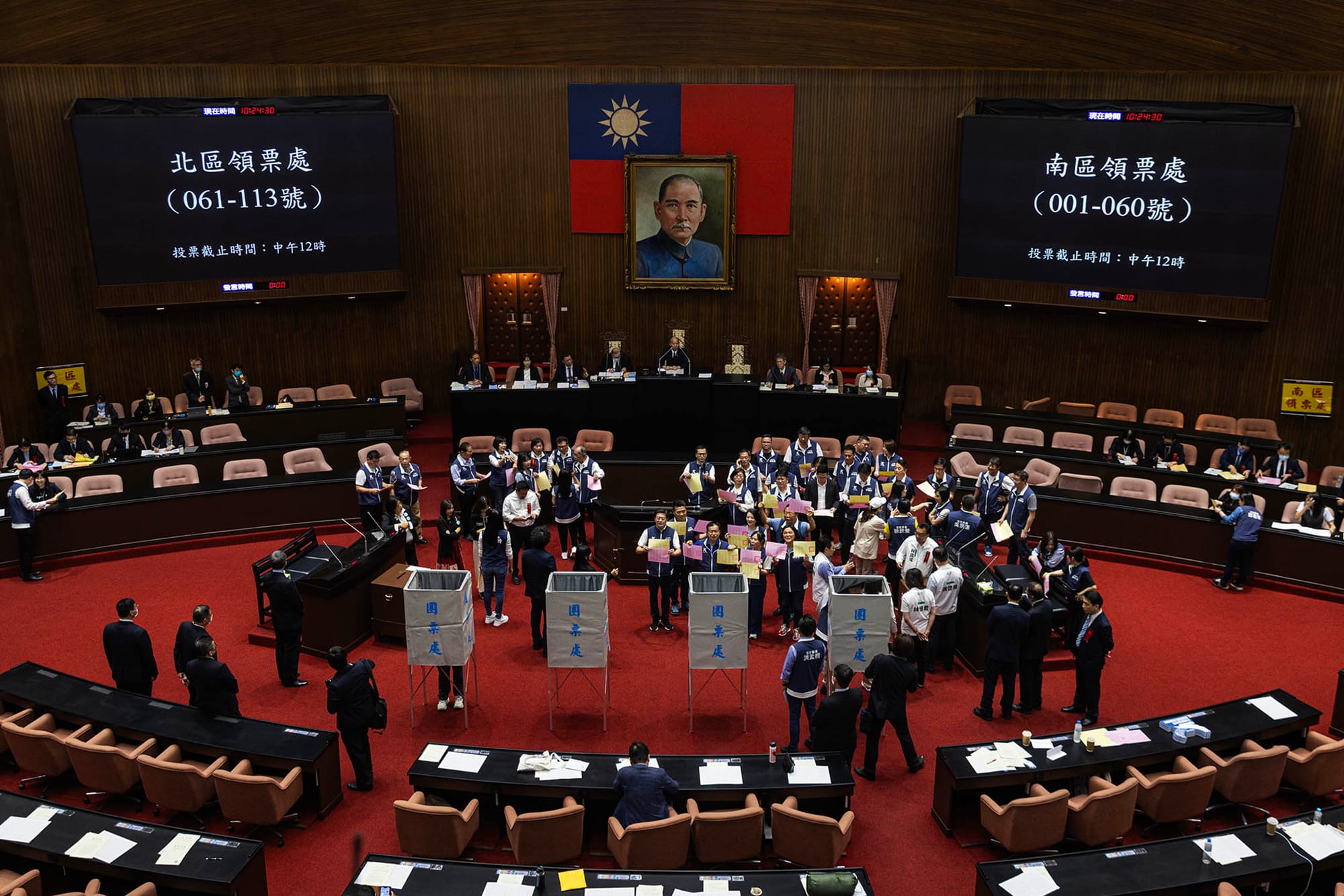 2024年6月21日，台北，立法院表決行政院對國會職權修法所提的覆議案。攝：陳焯煇/端傳媒