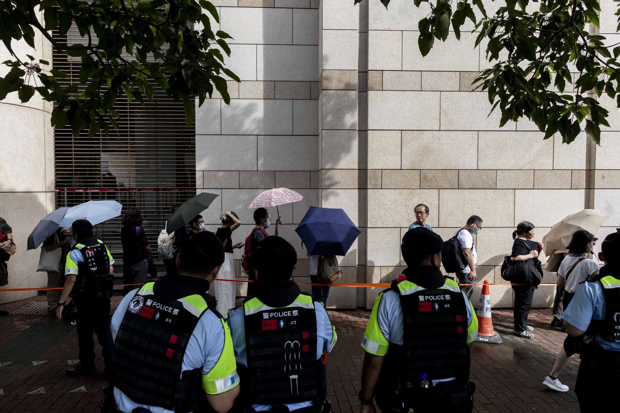 2024年6月25日,西九龙裁判法院开始审理47人案戴耀廷等被定罪被告的求情,大批市民在排队轮候旁听,警方加强警力巡逻。摄:林振东/端传媒