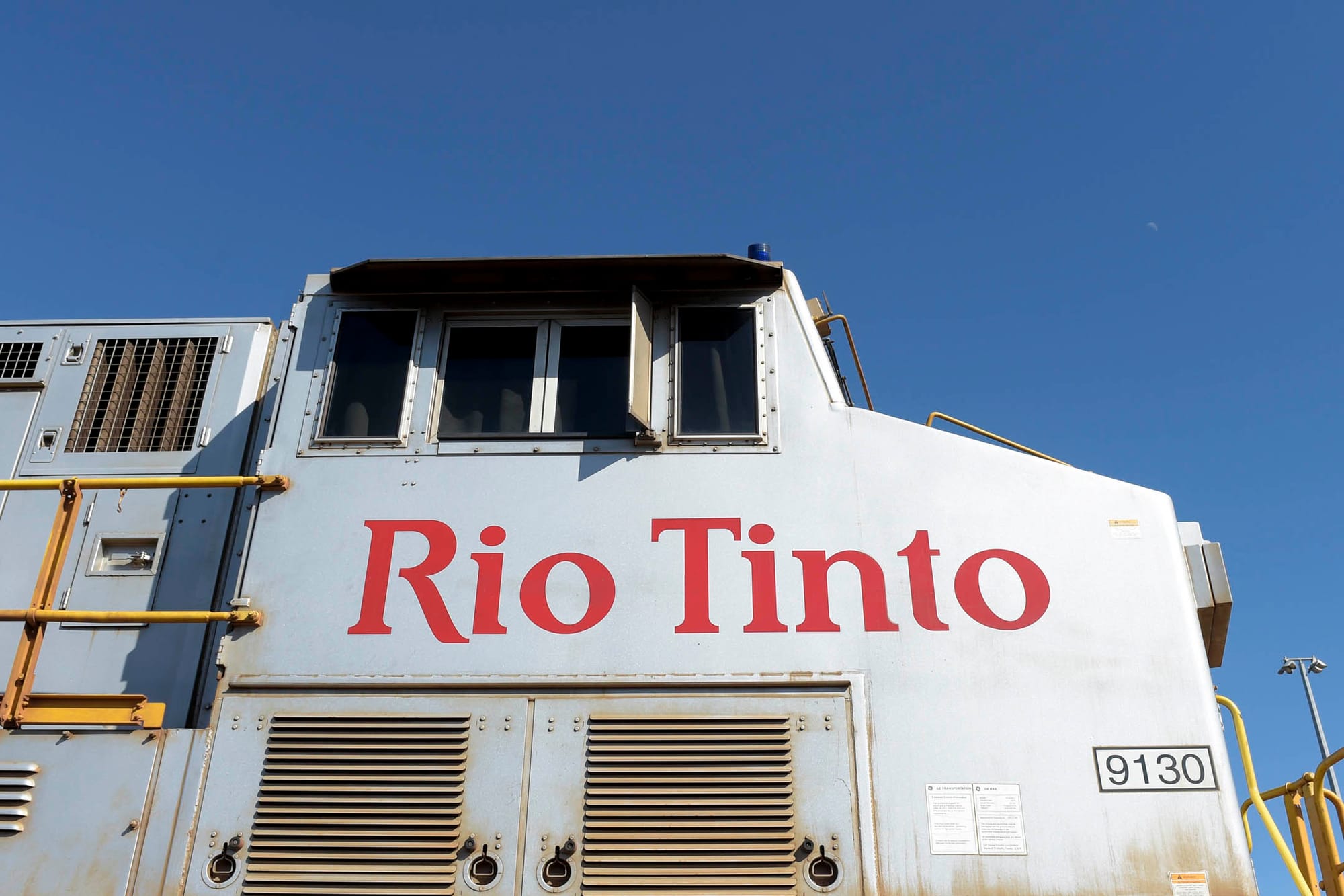 2022年6月22日，澳洲卡拉薩的鐵路站，力拓集團的機車沿著軌道行駛。攝：Carla Gottgens/Bloomberg via Getty Images