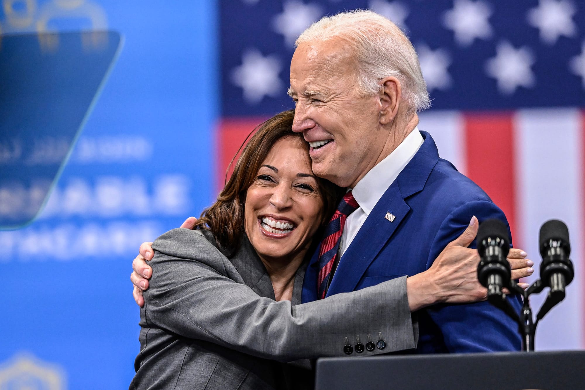 2024年2月26日,美國副總統賀錦麗在北卡羅來納州羅利發表醫療保健演講後擁抱總統拜登。 攝:Matt Kelley/AP/達志影像