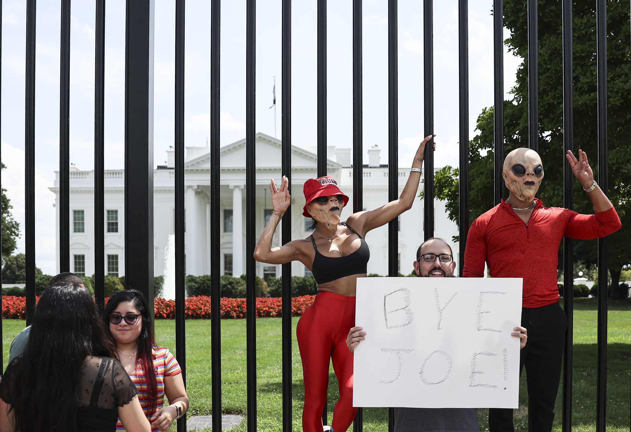 2024年7月21日，美國總統拜登在華盛頓特區白宮外宣布退出連任競選，一個人舉著一塊牌子，上面寫著「再見 Joe 」。攝：Justin Sullivan/Getty Images