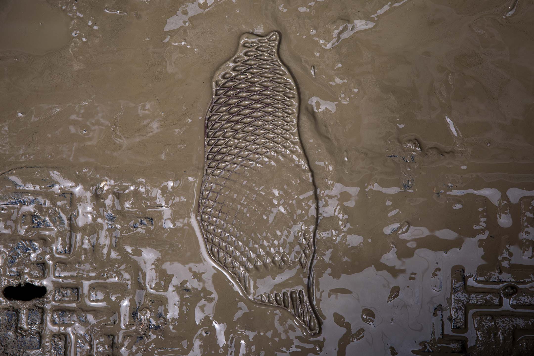 2024年7月27日，嘉義水上鄉，淹水過後地上沾滿泥濘，佈滿棄置的家具。 攝：陳焯煇/端傳媒