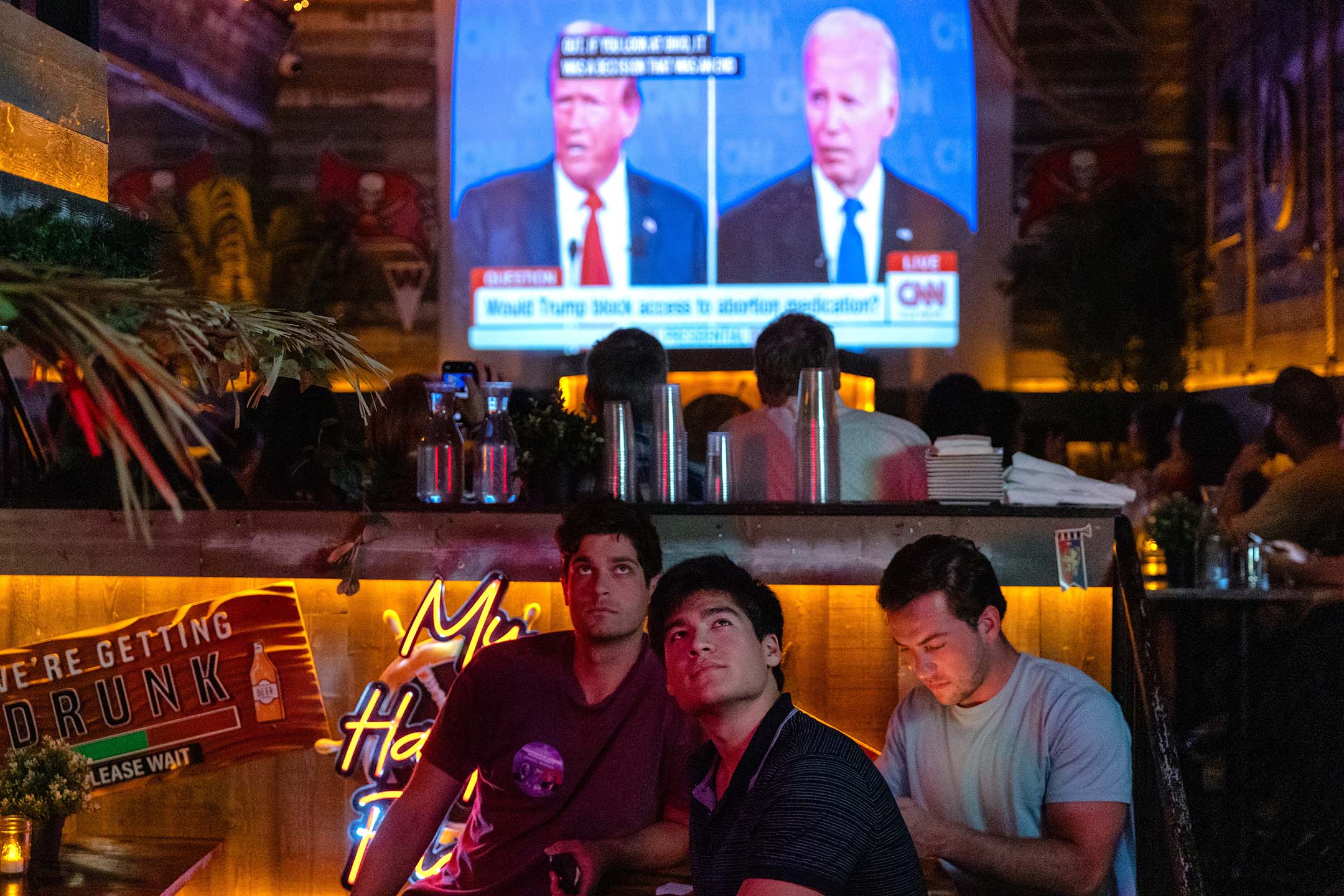 2024年6月27日,人們正在觀看美國總統拜登與共和黨候選人特朗普之間的總統辯論直播。攝:Michael M. Santiago/Getty Images