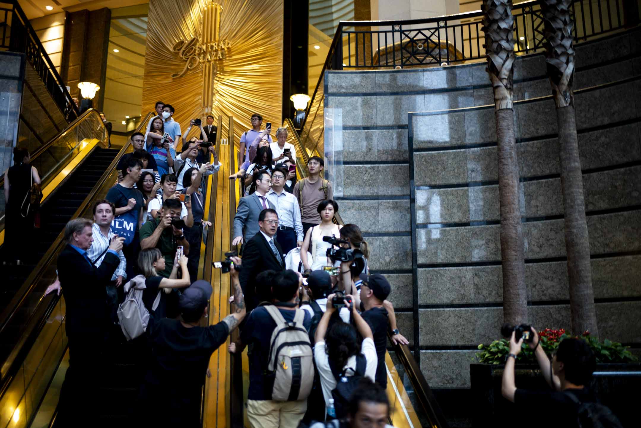 2024年7月17日，香港記者協會主席鄭嘉如遭《華爾街日報》辭退後，離開中環廣場的辦公室，被大批傳媒追訪。攝：林振東/端傳媒