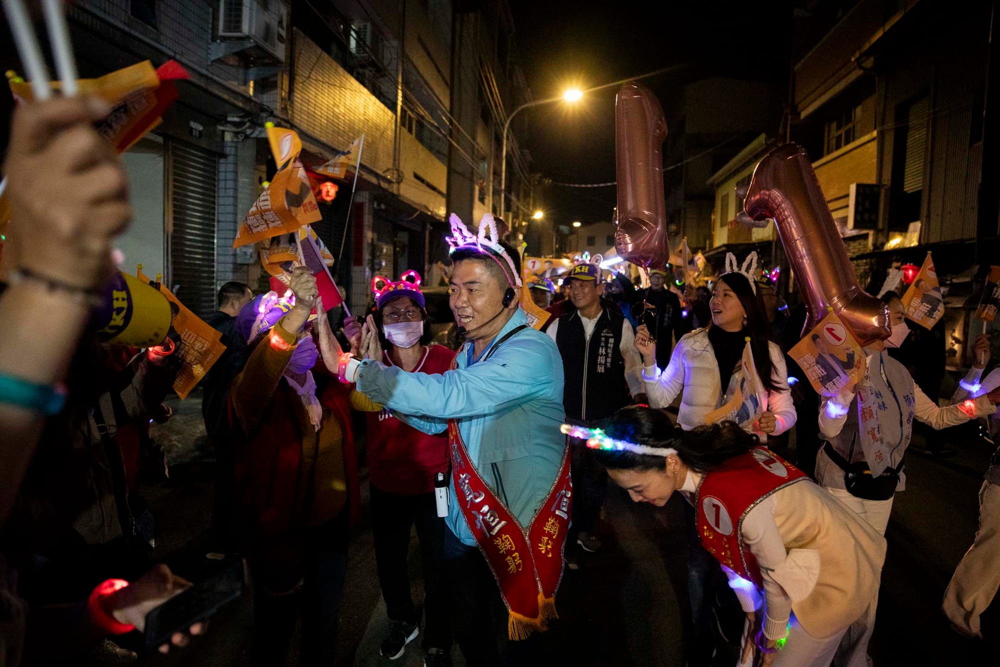 2024年1月6日,国民党立委参选人颜宽恒在台中选区拉票。摄:林振东/端传媒