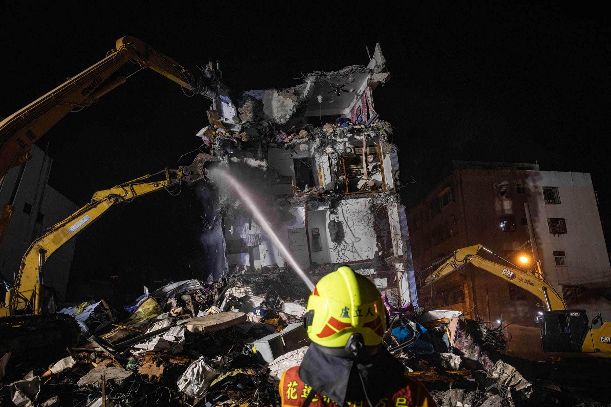 2024年4月3日,一幢受損的大廈遭拆除。攝:陳焯煇/端傳媒