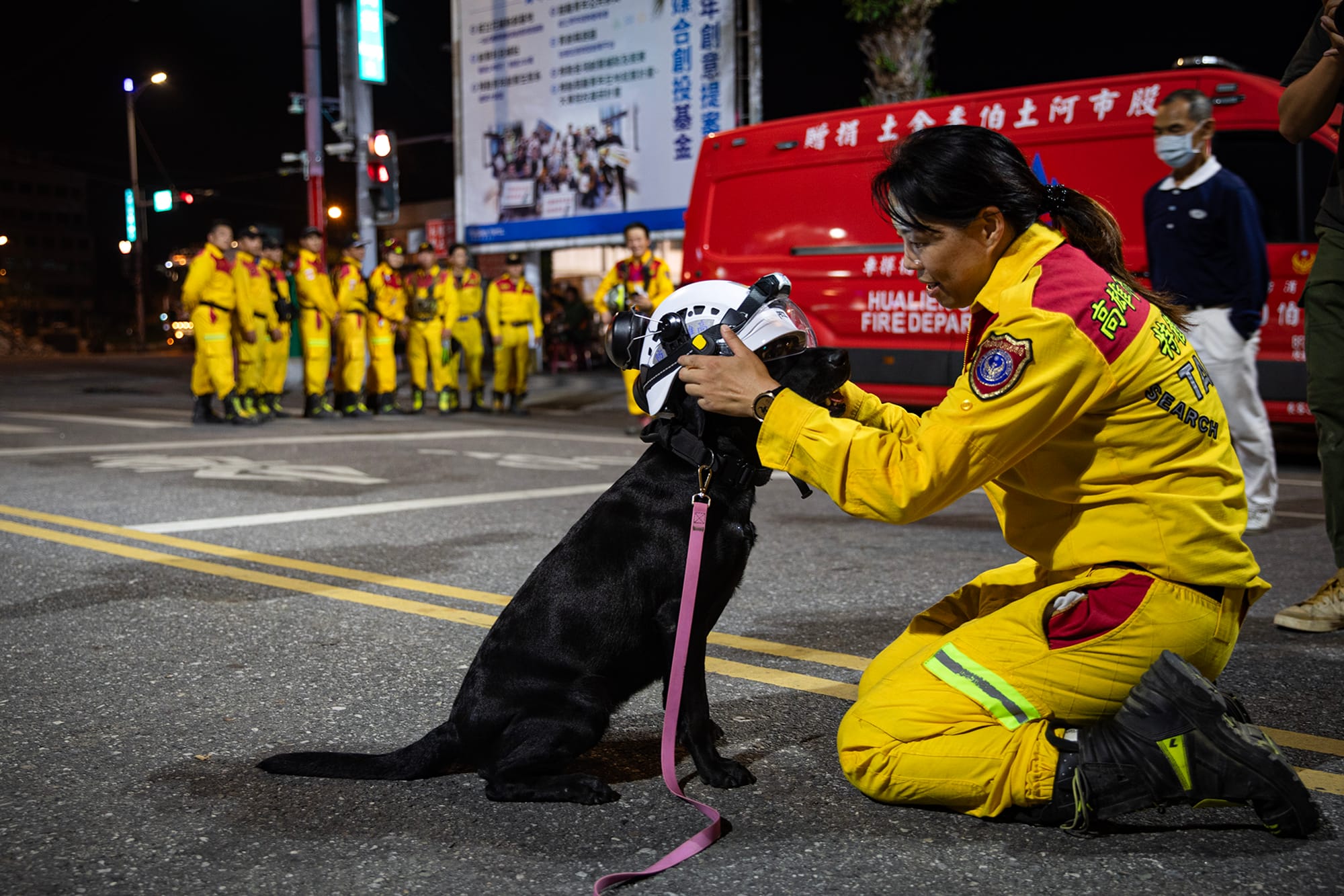 2024年4月3日,花蓮,搜救人員在撫摸一隻完成搜救工作的搜救犬。攝:陳焯煇/端傳媒