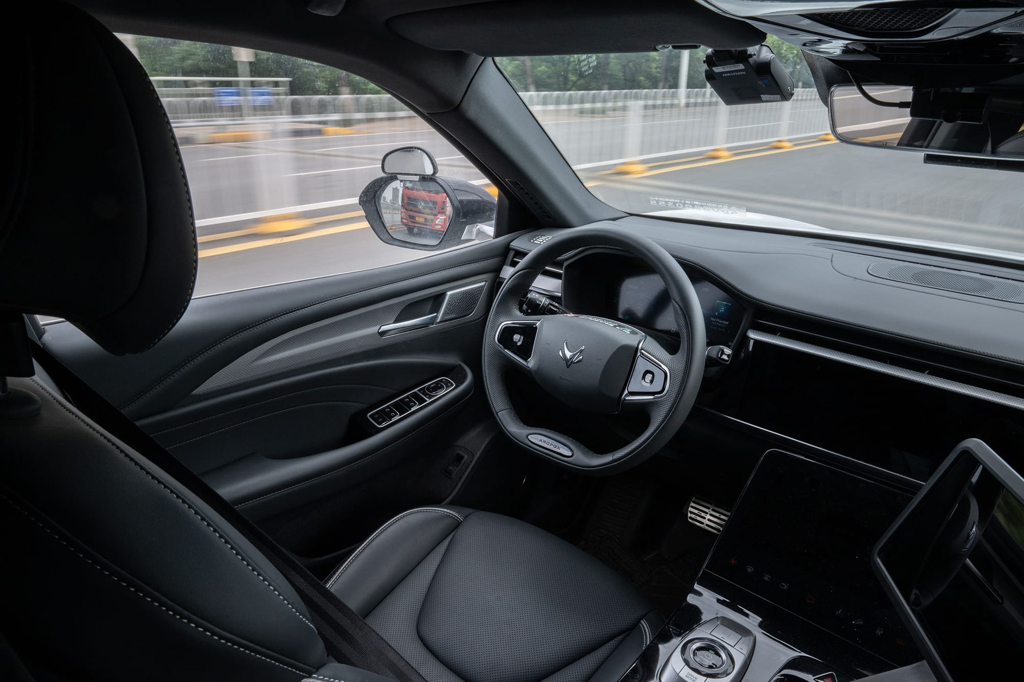 2024年5月15日，中國武漢，一輛「蘿蔔快跑」的車輛在道路上行駛。攝：Bloomberg via Getty Images 